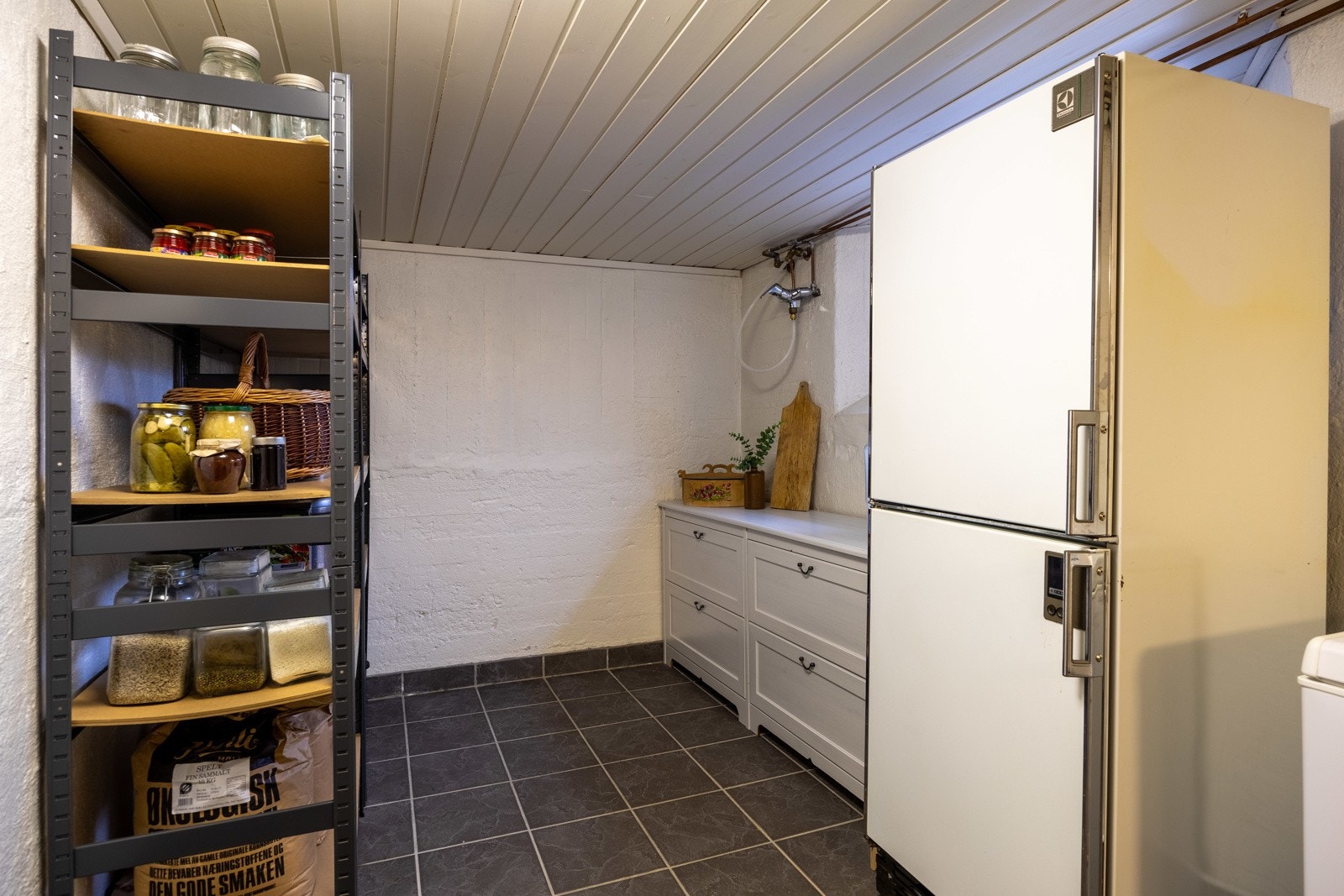 Matkjeller med god oppbevaringsplass. Galleribilde