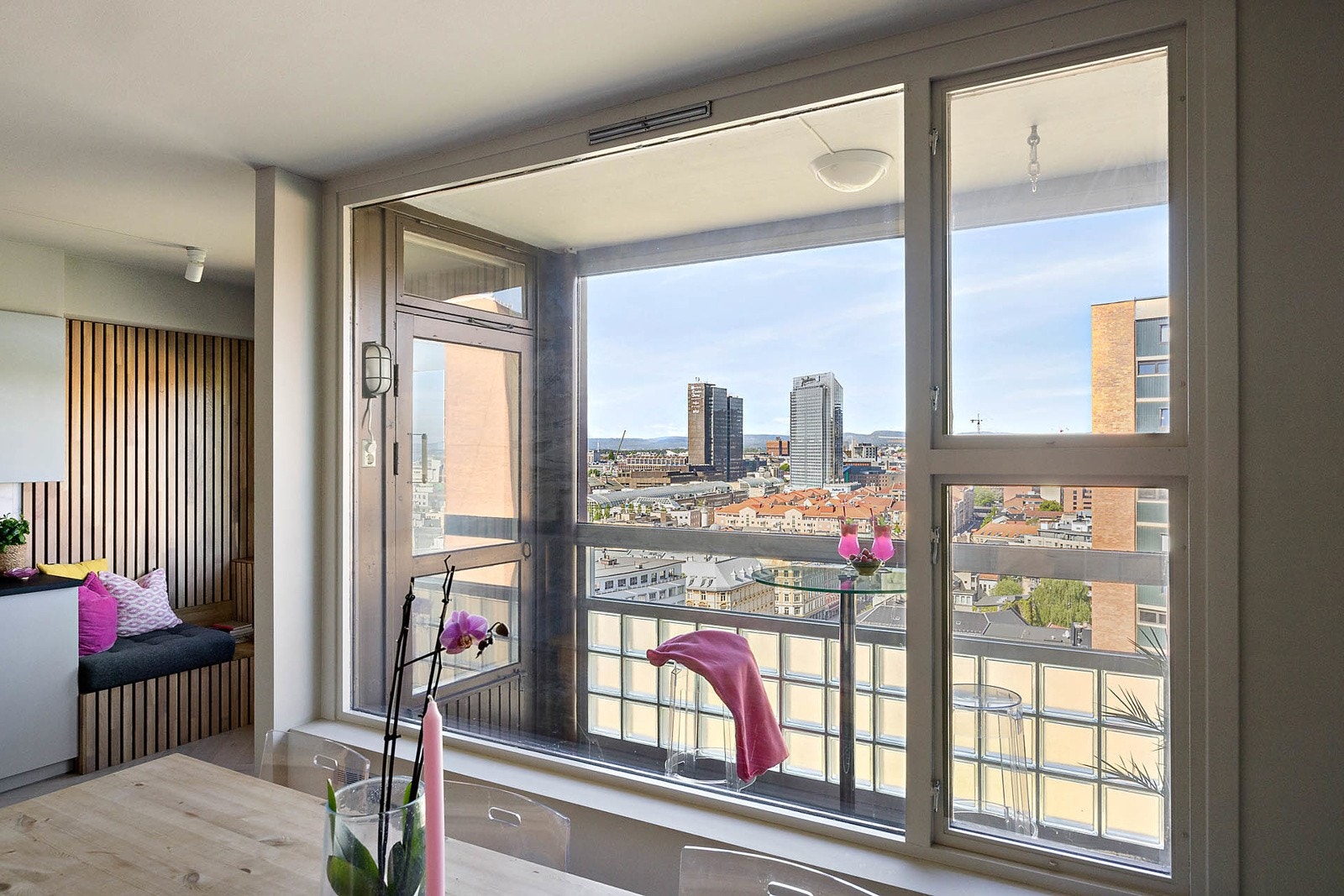 Store vinduer som gir meget gode lys- og utsiktsforhold Galleribilde