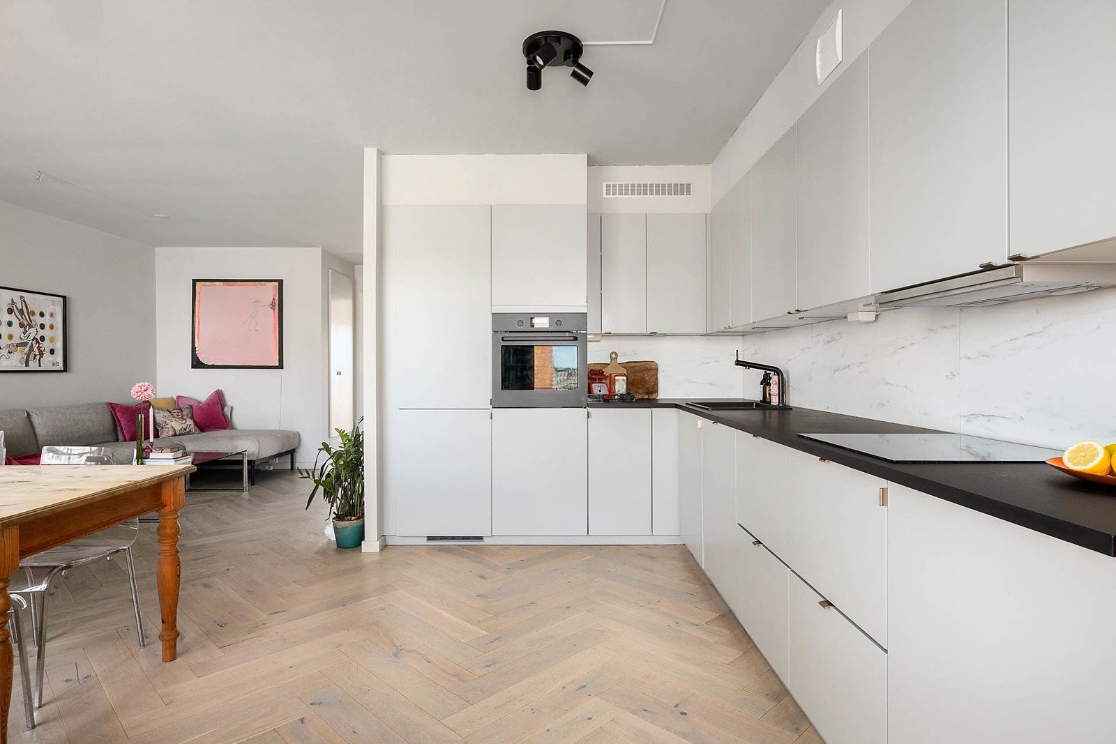 Åpen stue- og kjøkkenløsning, hvilket bidrar til en sosial arena Galleribilde