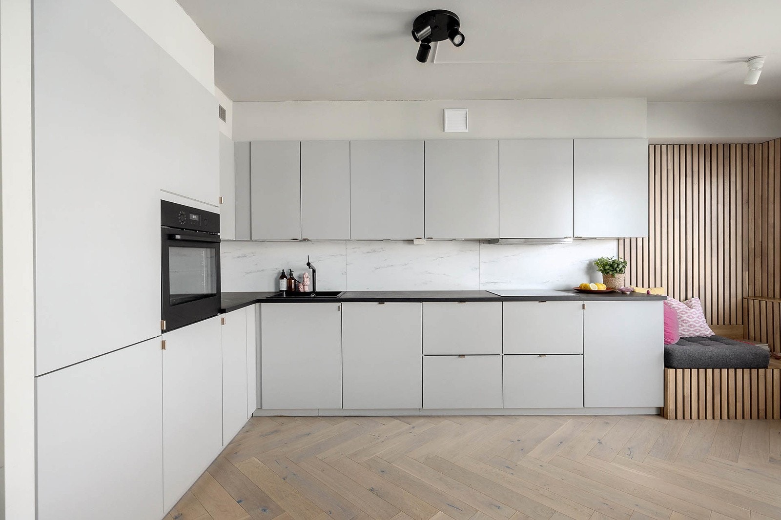 Nytt og moderne KVIK kjøkkeninnredning fra 2022 med integrerte hvitevarer Galleribilde