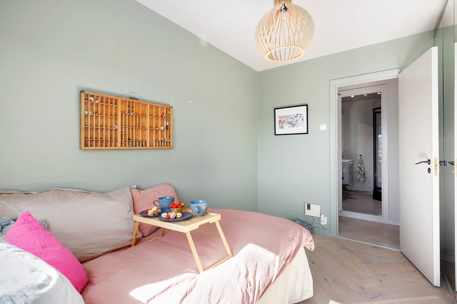 Soverom med god garderobeplass Galleribilde