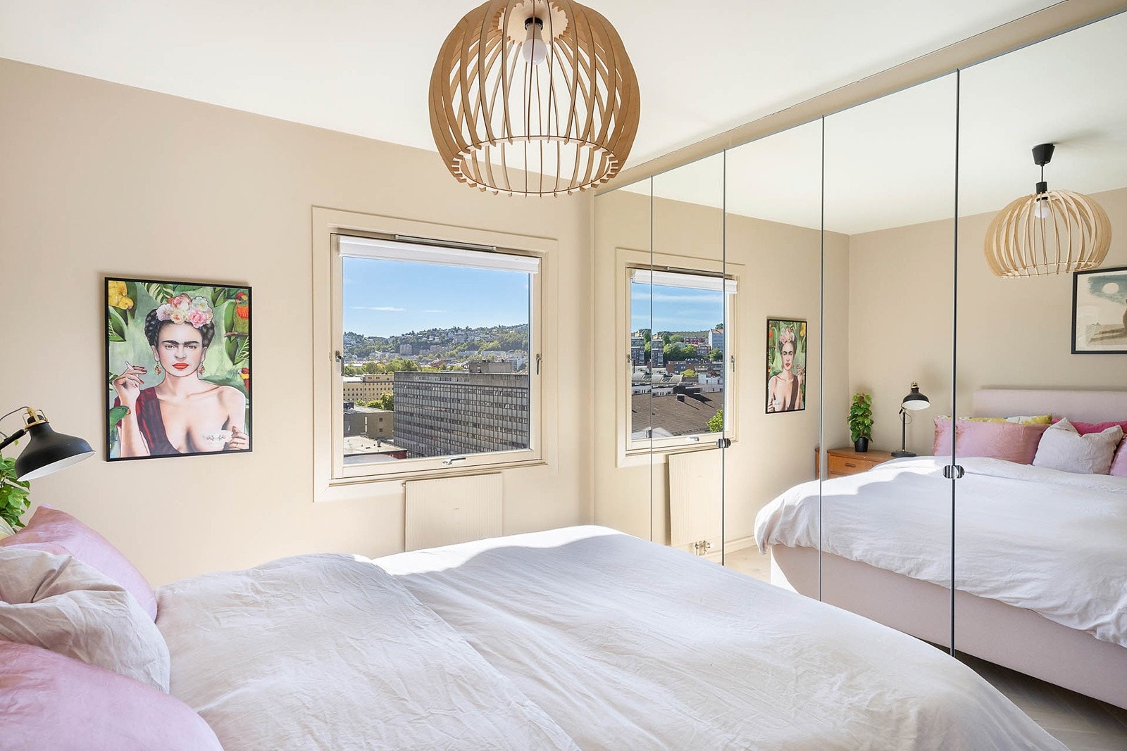 Soverom med garderobeskap med speilfronter Galleribilde