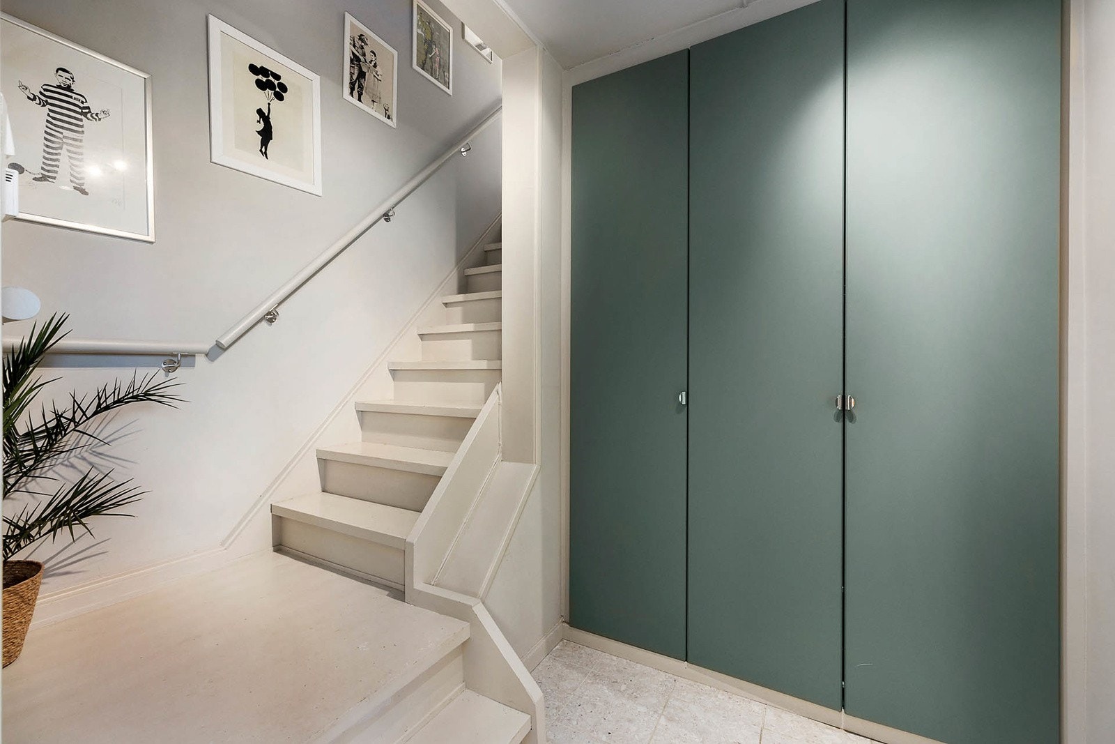 Lys og innbydende entré med garderobe. Trapp opp til resten av leiligheten som ligger i 9. etasje. Galleribilde