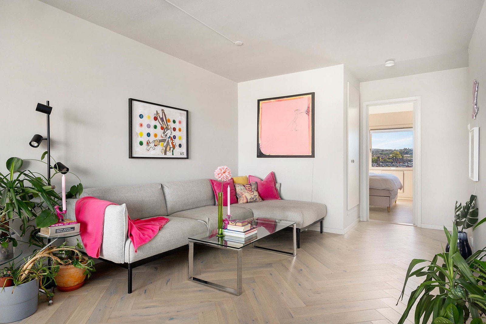 Leiligheten er gjennomgående med mye lys utenfra Galleribilde