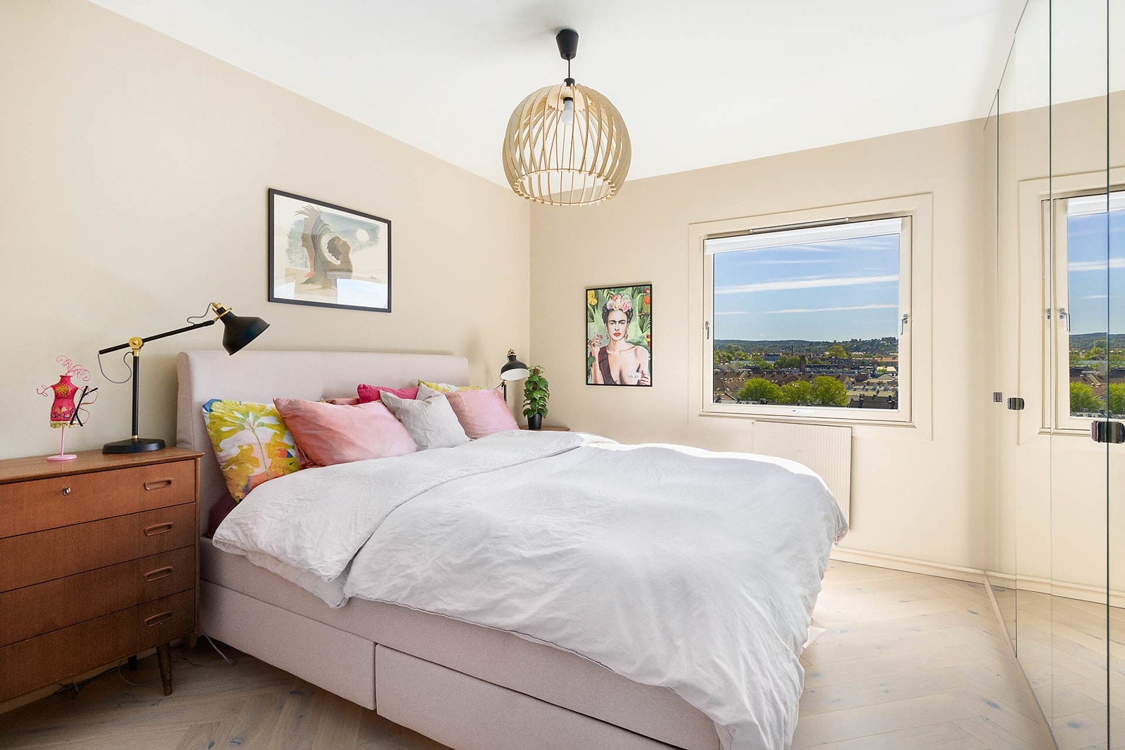 Soverom 1 med god plass til dobbeltseng Galleribilde