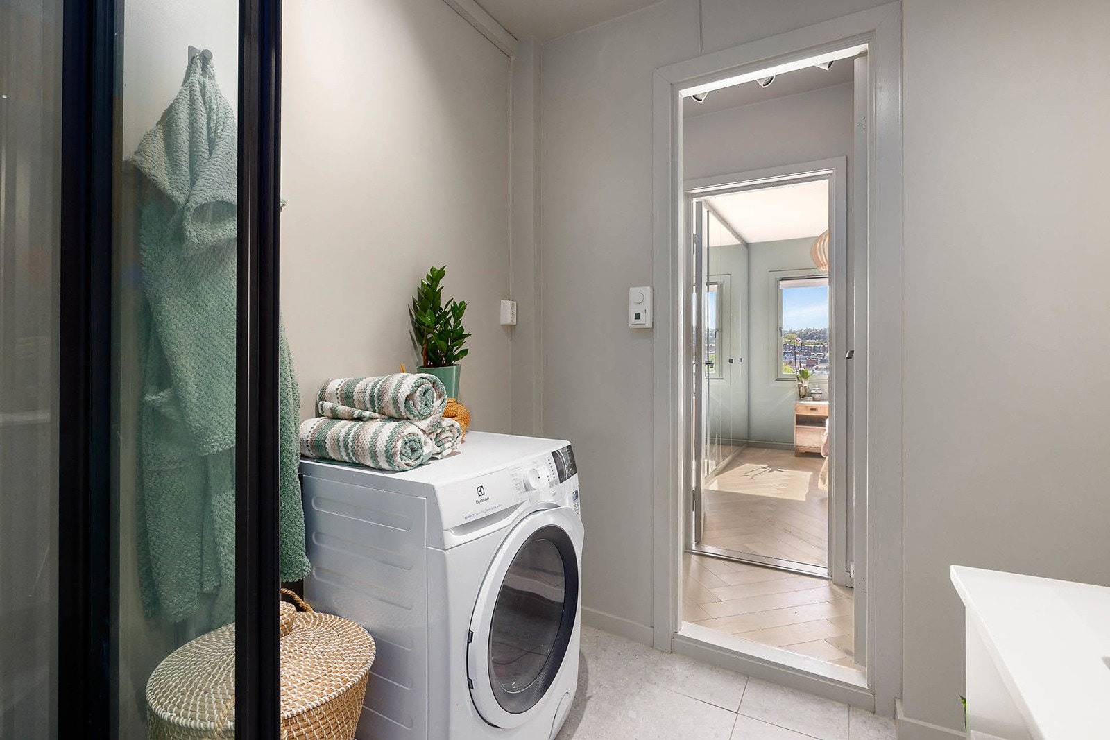 Pent romslig bad med gulvvarme og opplegg for vaskemaskin Galleribilde