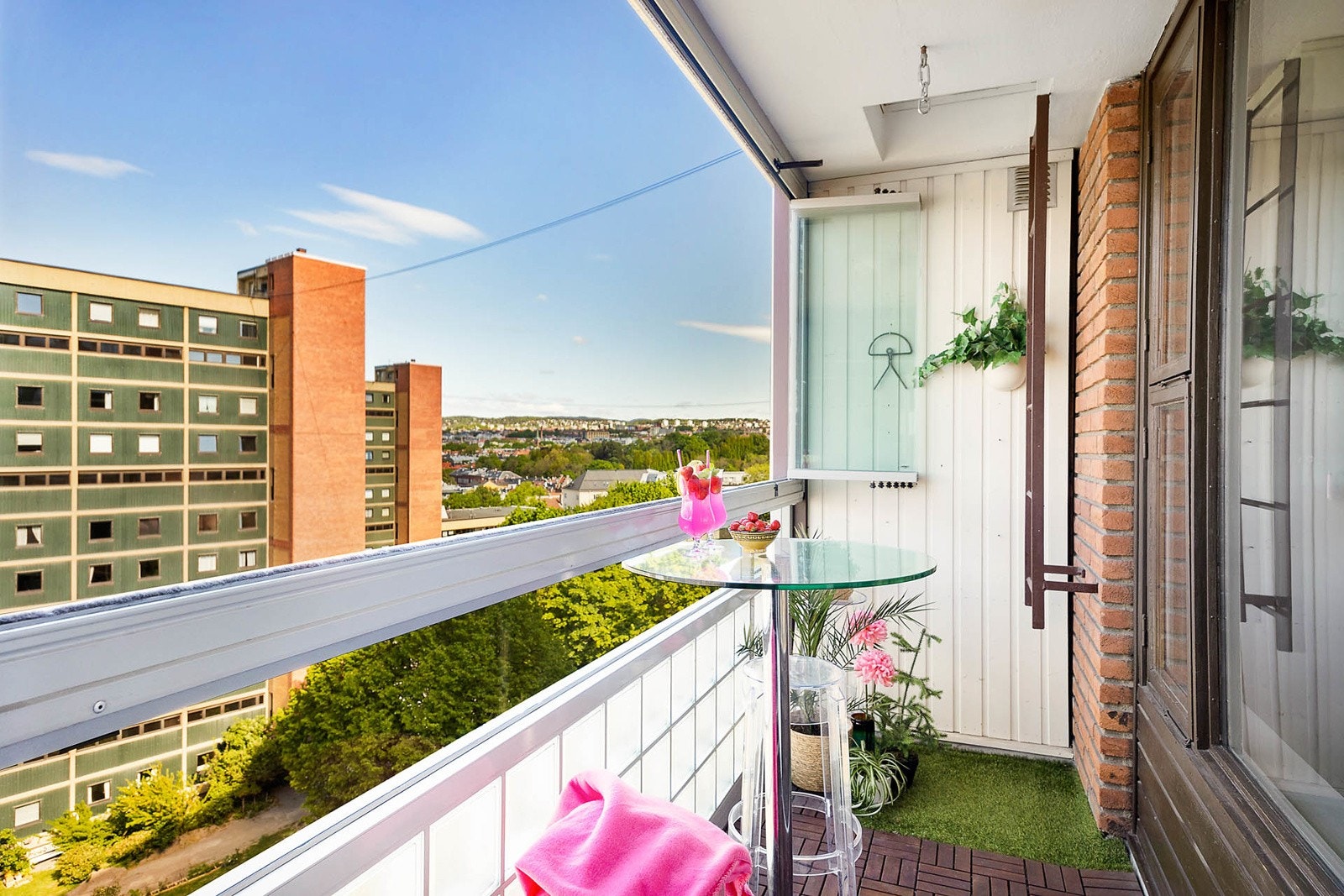 Balkongen har innglassing så man kan velge om man vil ha åpen eller lukket balkong Galleribilde