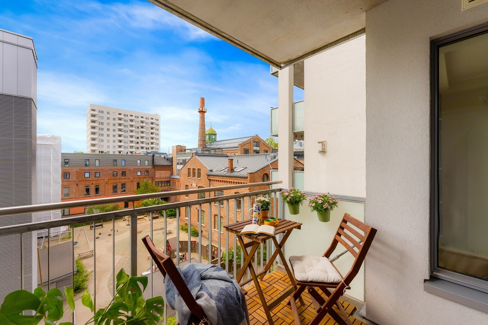 Stilfull og moderne 3-roms i 5. etasje med heis og solrik balkong som vender mot et trafikkskjermet, grønt gårdsrom Galleribilde