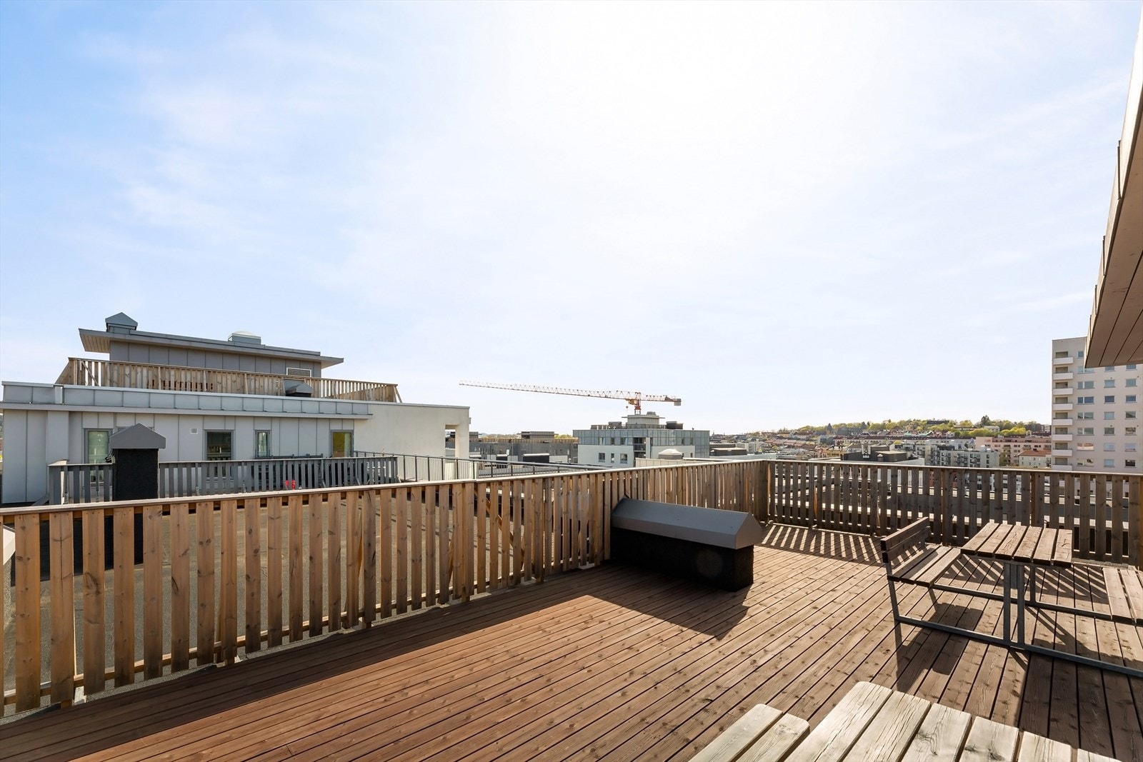 Stor felles takterrasse med 360 graders utsikt og sol fra morgen til kveld Galleribilde