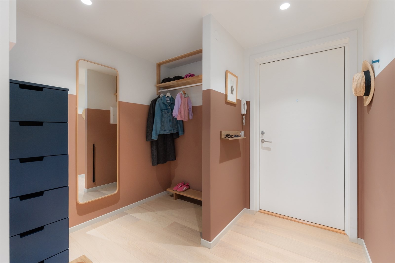 Innbydende og romslig entré med god plass til oppbevaring av yttertøy og sko Galleribilde