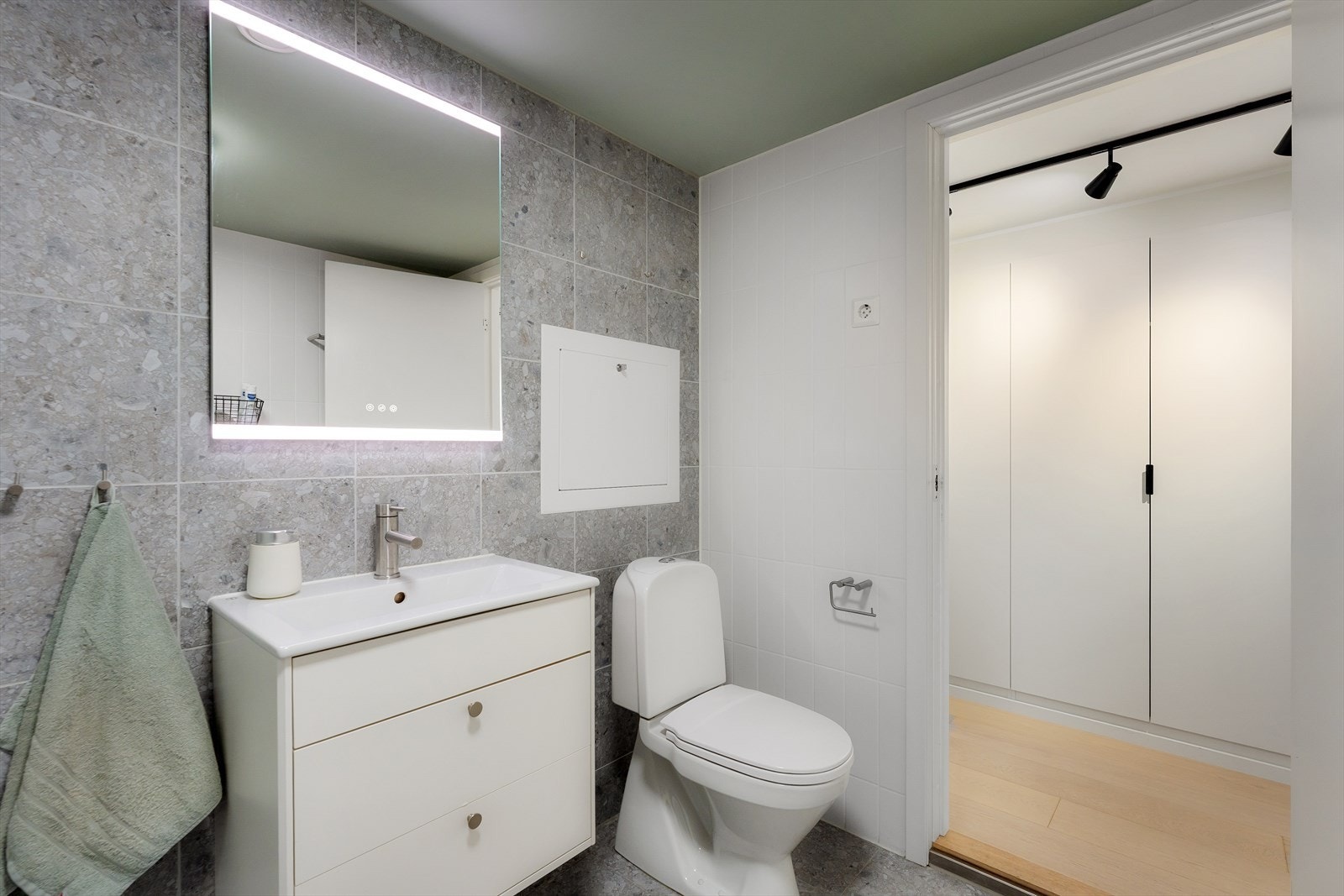 Badet har varmekabler og opplegg for vaskemaskin/tørketrommel Galleribilde