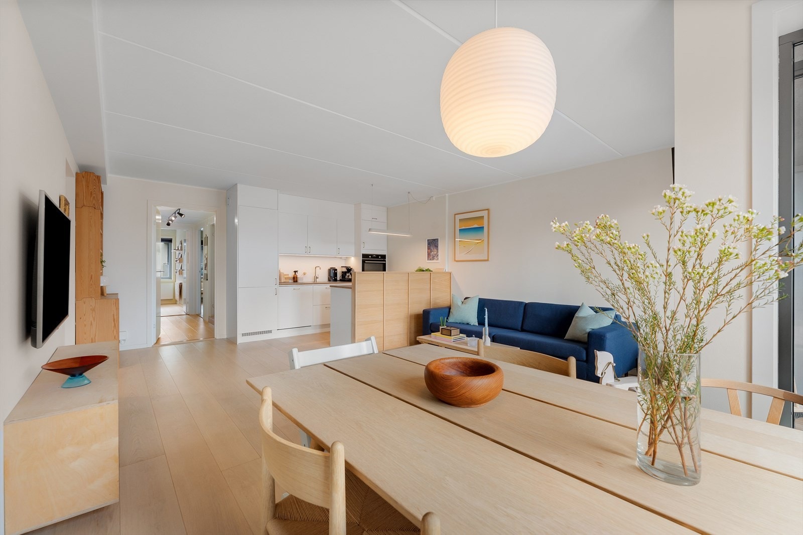 Leiligheten har store vindusflater som gir godt med naturlig lys - God intern beliggenhet med svært lite innsyn til stue/kjøkken Galleribilde