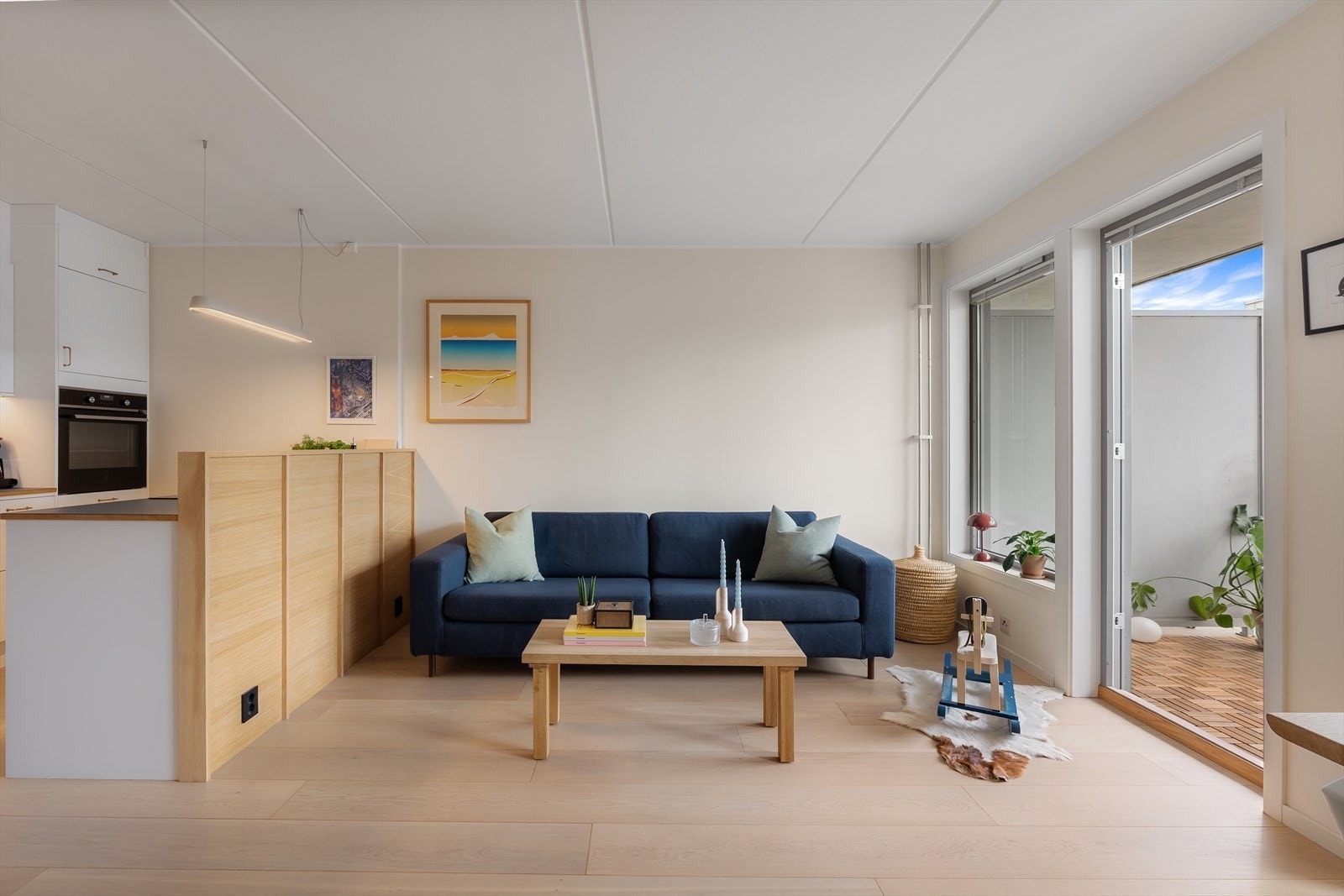 Stue og kjøkken i åpen løsning Galleribilde