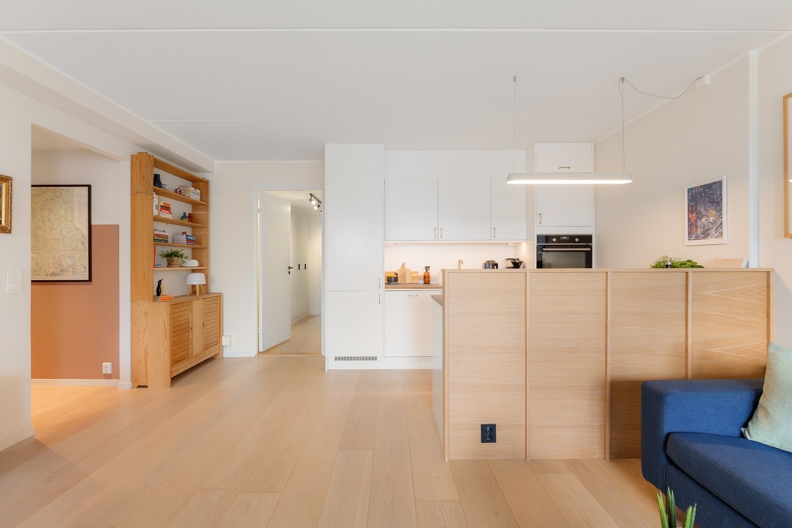 1-stavs eikeparkett fra 2022 og lysmalte vegger Galleribilde