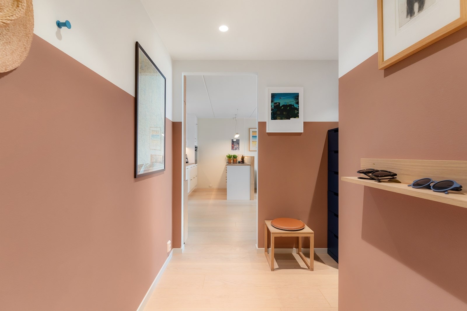 Entréen ble forstørret ved å fjerne vegg til opprinnelig bod Galleribilde