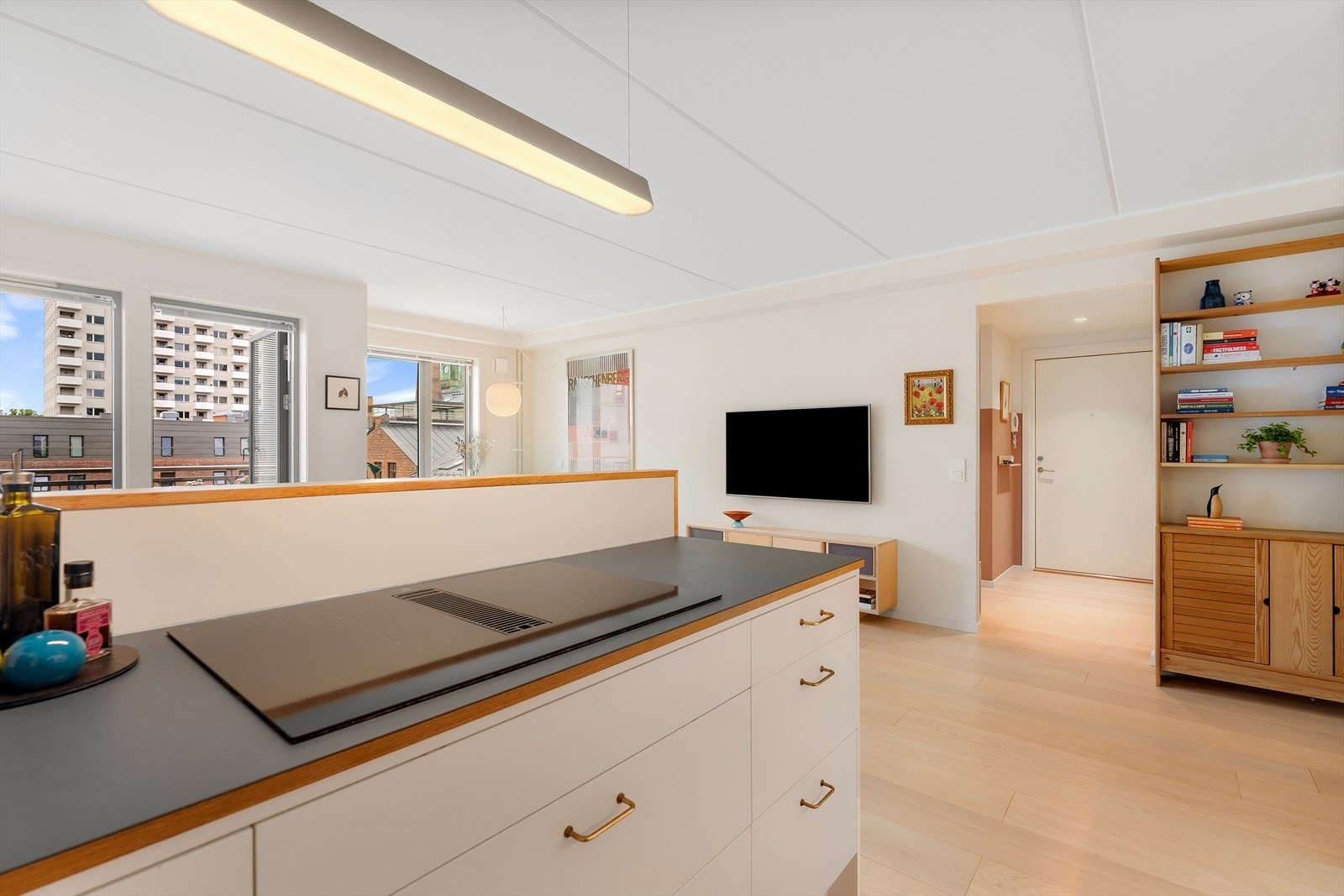 Belysning over platetopp fra Muuto (Norsk design) - I 2022 ble det installert Philips Hue i alle rom Galleribilde