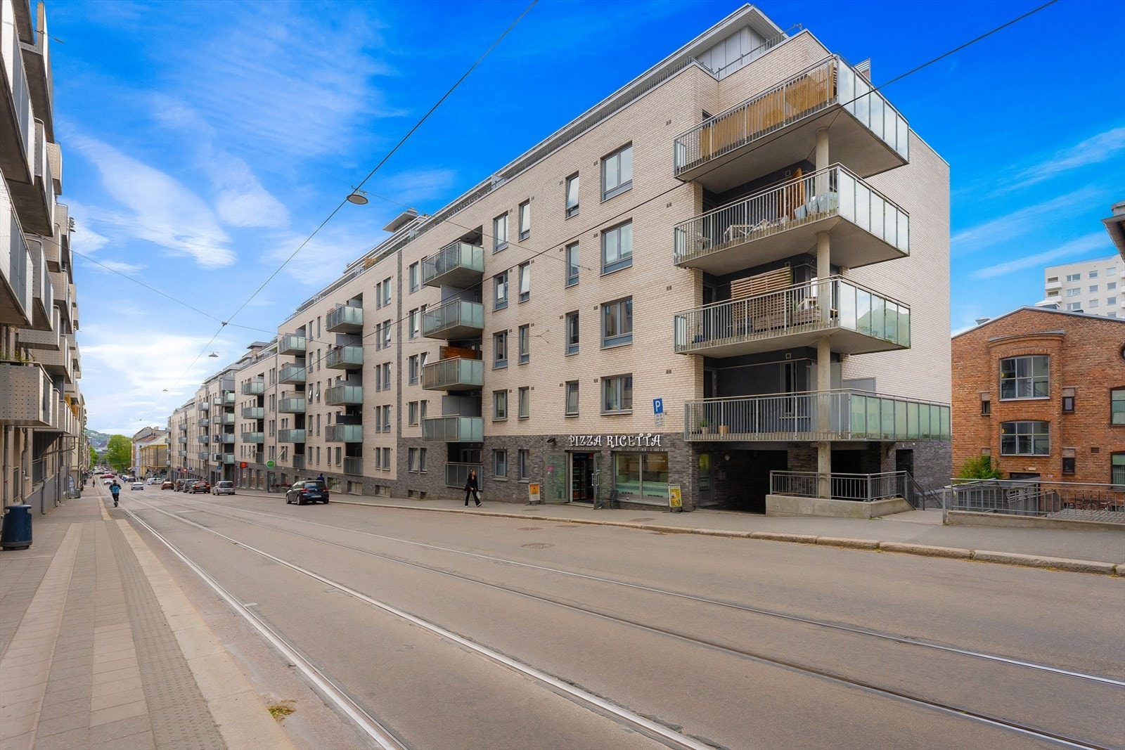 Attraktiv beliggenhet med umiddelbar nærhet til offentlig kommunikasjon, flotte parkområder og et rikt utvalg av servicetilbud Galleribilde