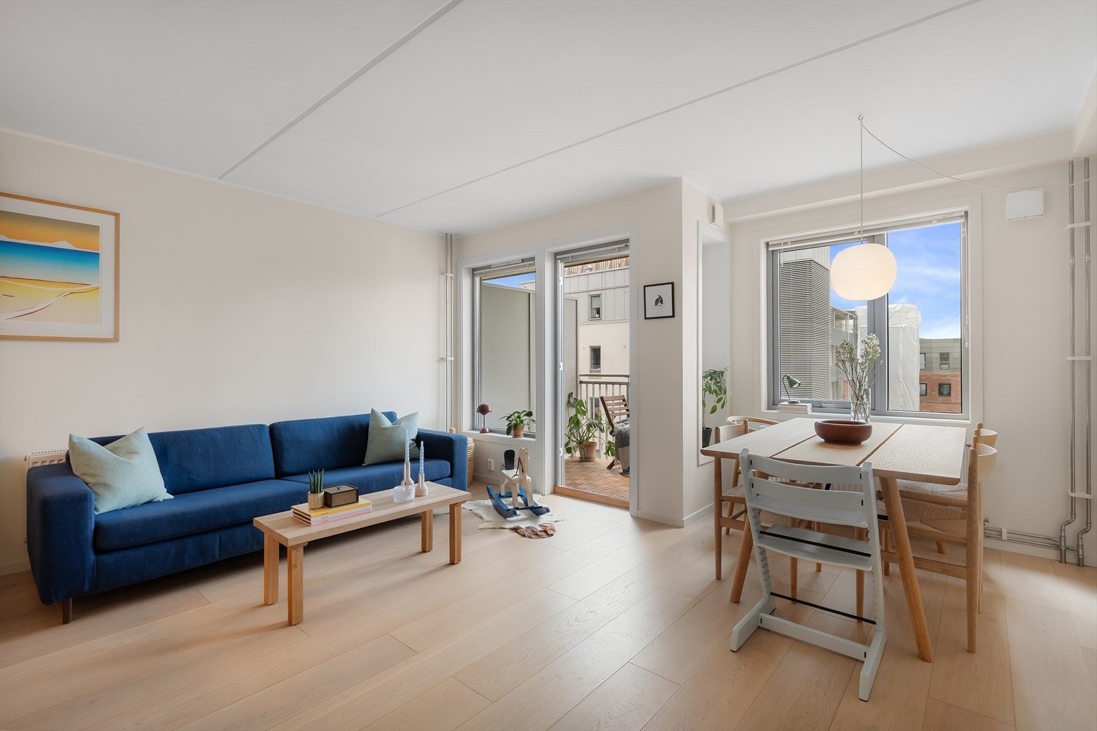 Leiligheten har en moderne standard, og ble oppusset i 2022 med nytt kjøkken, forstørret entré og innvendige overflater Galleribilde