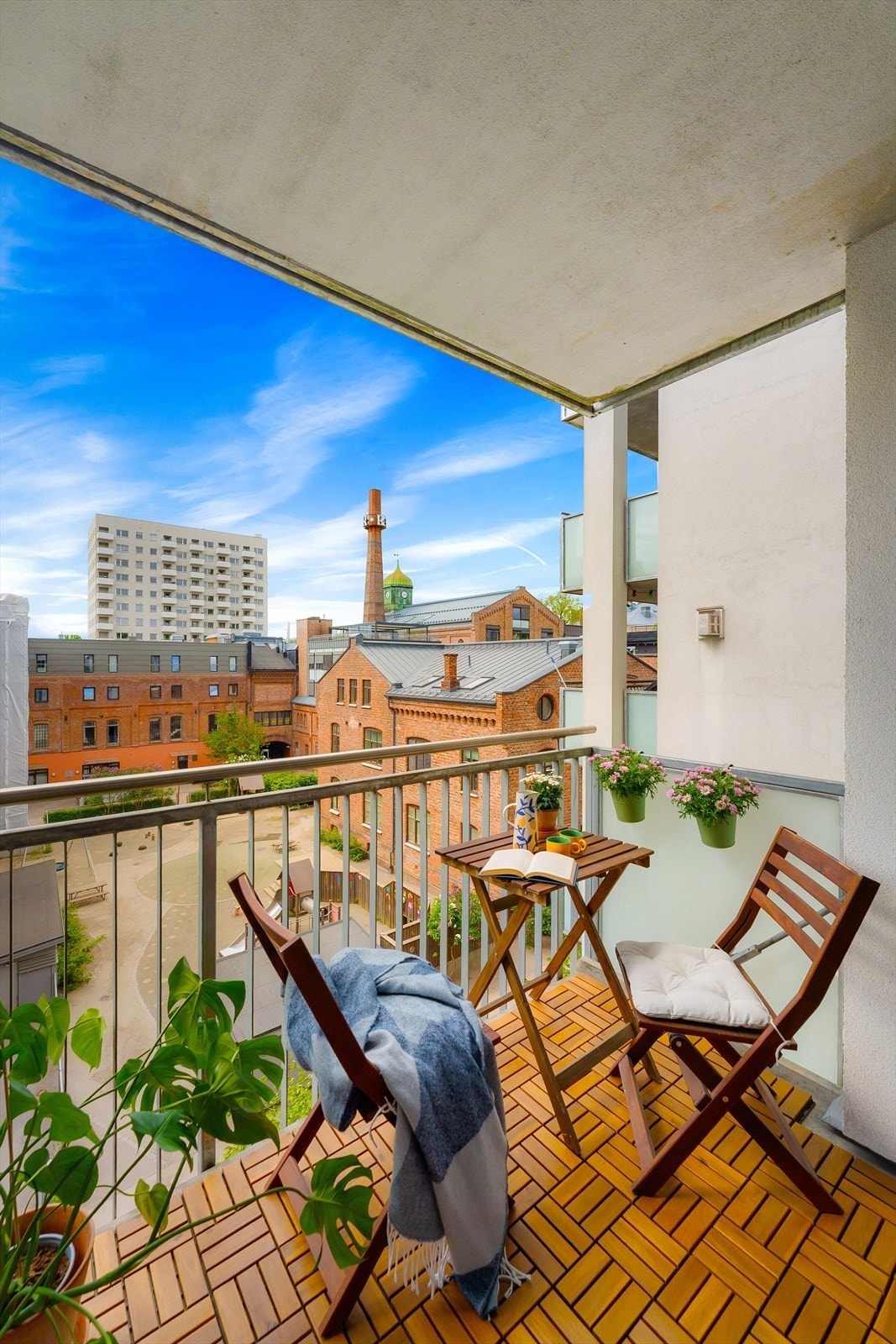 Vestvendt balkong på ca. 5 kvm vendt mot felles gårdsrom Galleribilde