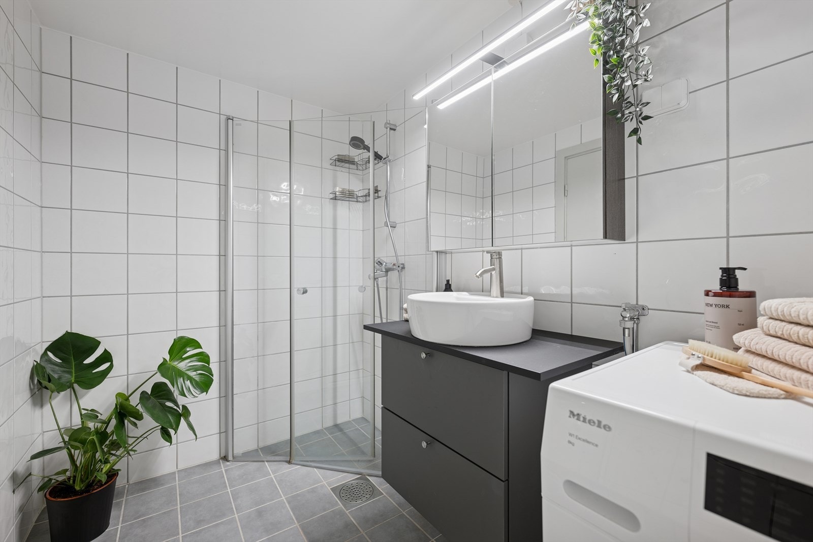 Leiligheten inneholder et bad som ble oppgradert i 2010 i regi av borettslaget. Galleribilde