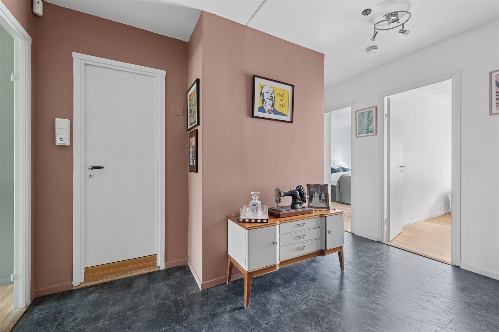 Leiligheten ligger i 1. etasje og har adkomst via felles inngangsparti og trapp eller heis til etasjeplan. Galleribilde