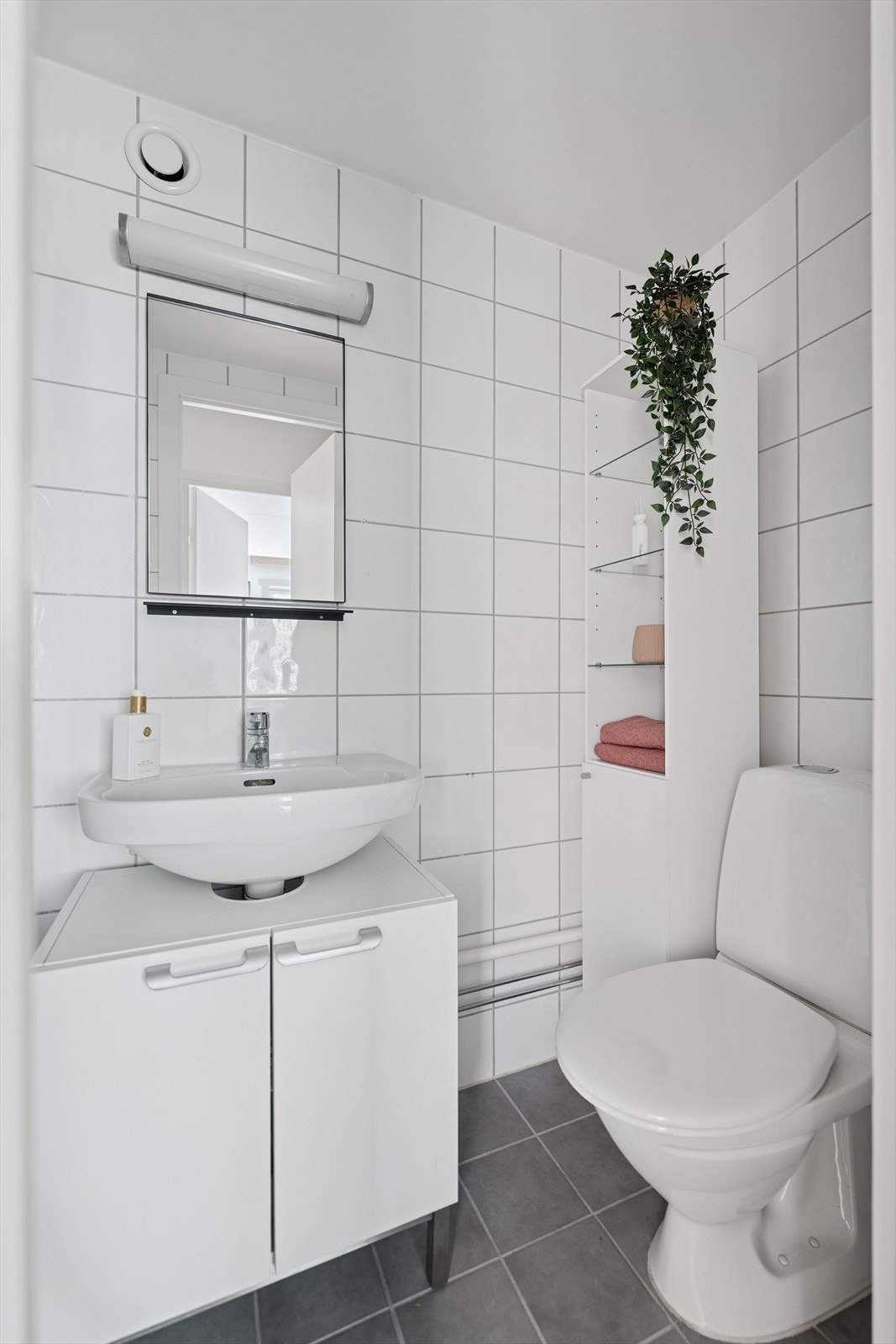 Ved siden av badet er det et eget toalettrom med flislagte overflater. Galleribilde