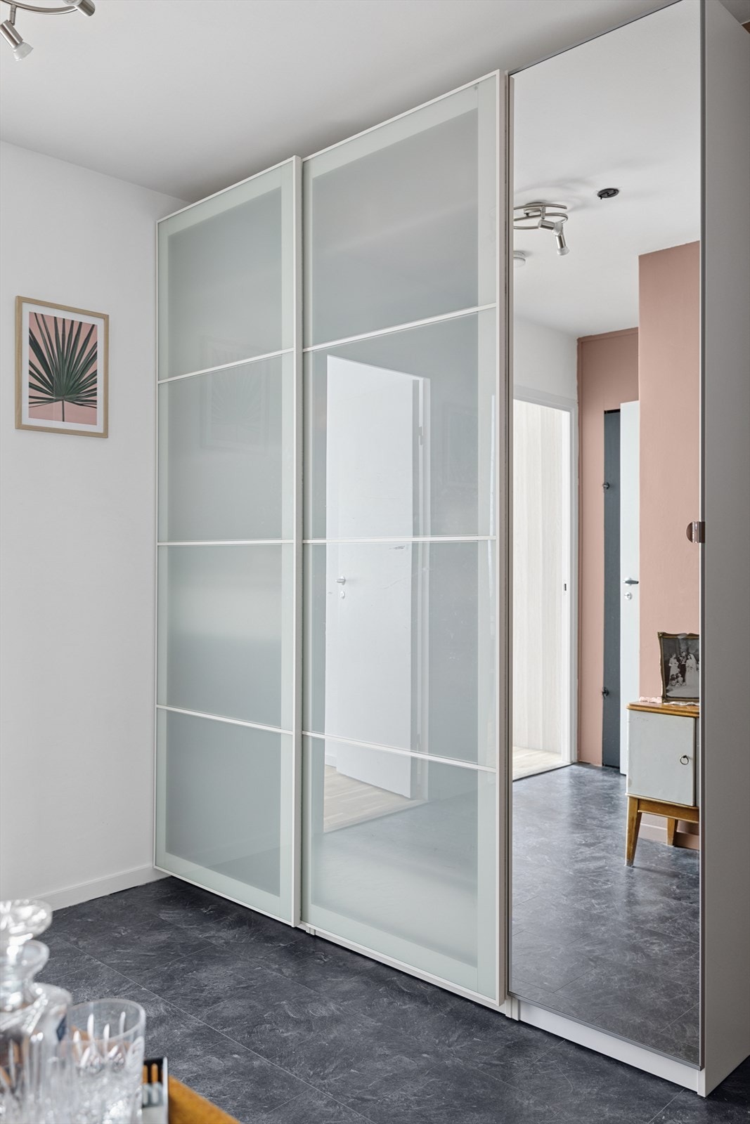 Her er det godt med oppbevaringsplass til klær og sko i skyvedørsgarderobe, i tillegg til en praktisk innvendig bod. Galleribilde
