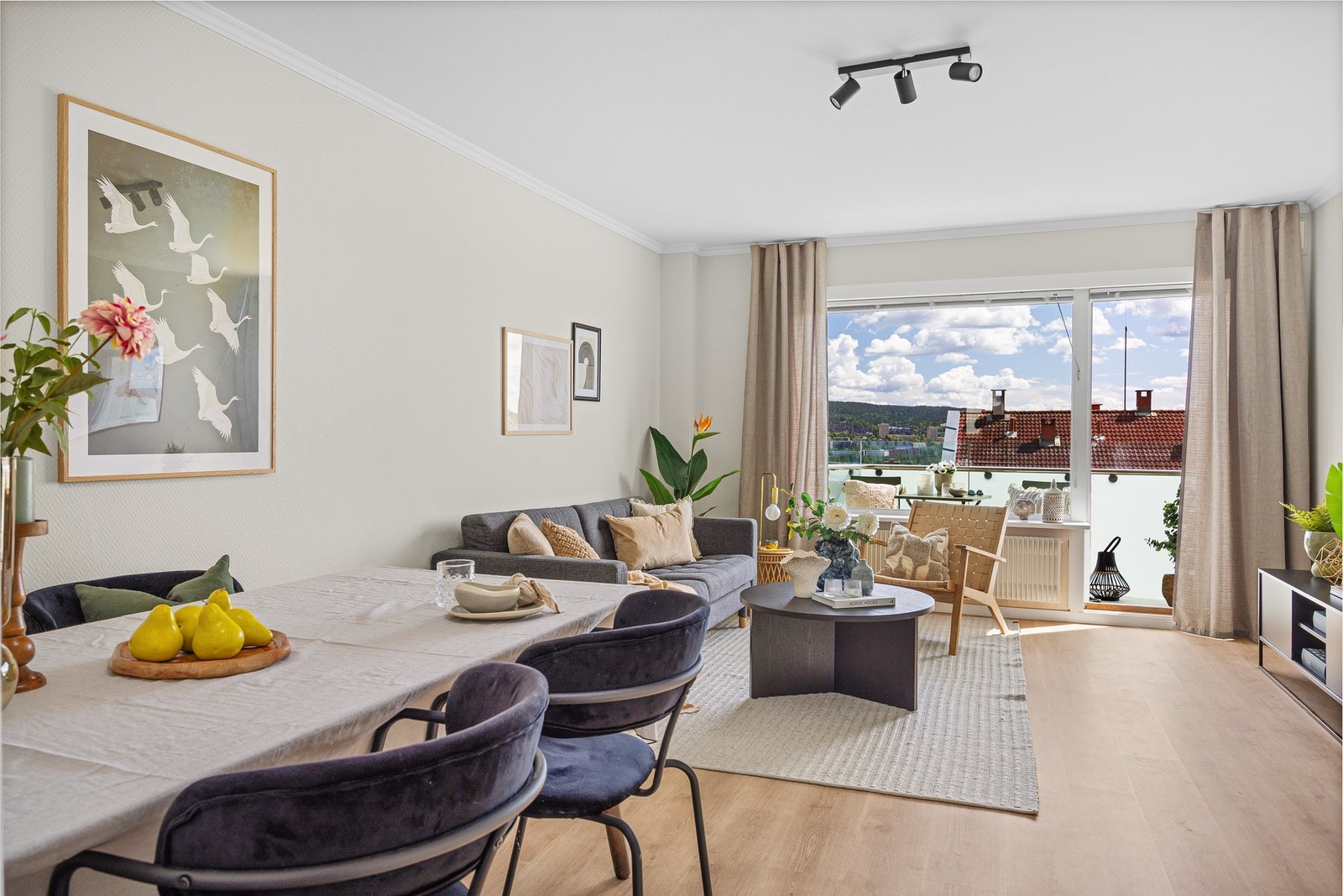 Boligen fremstår moderne med lekkert gulv fra 2019 og overflatebehandlede vegger fra 2024/2025. Galleribilde