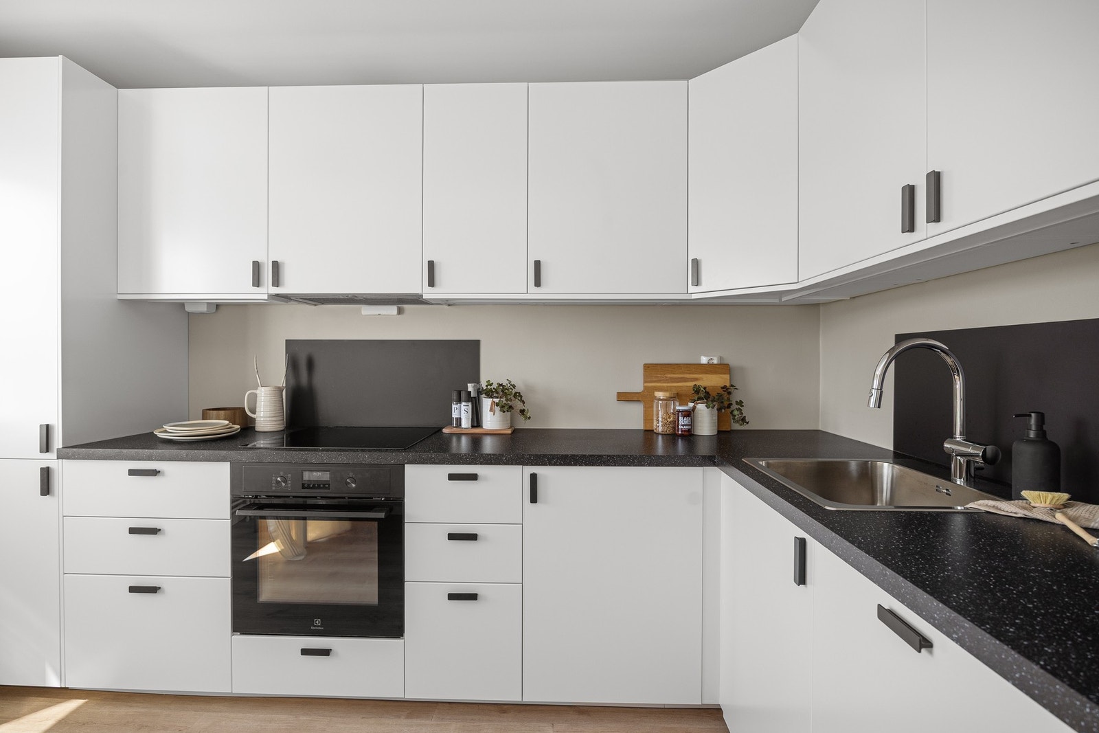 Kjøkkenet har et sømløst uttrykk med integrert oppvaskmaskin, kjøp/fryseskap, stekeovn og induksjon platetopp. Galleribilde