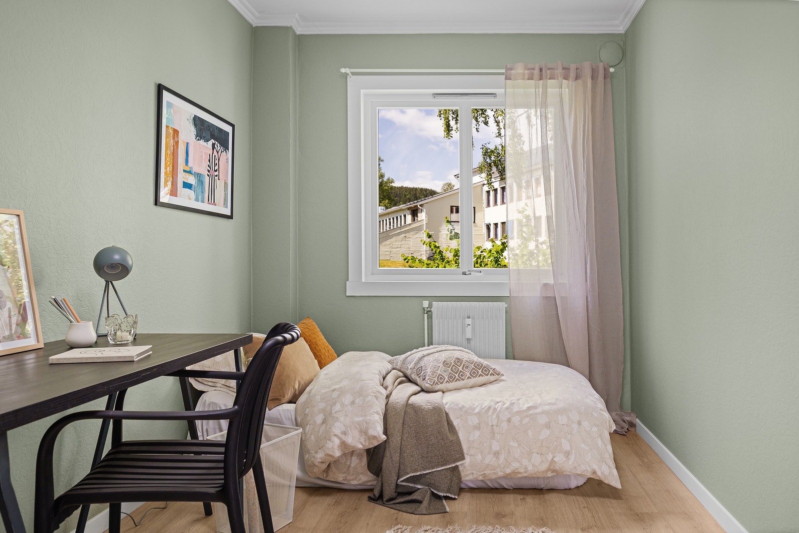 Soverom 2 er også romslig med plass til seng og garderobe. Galleribilde