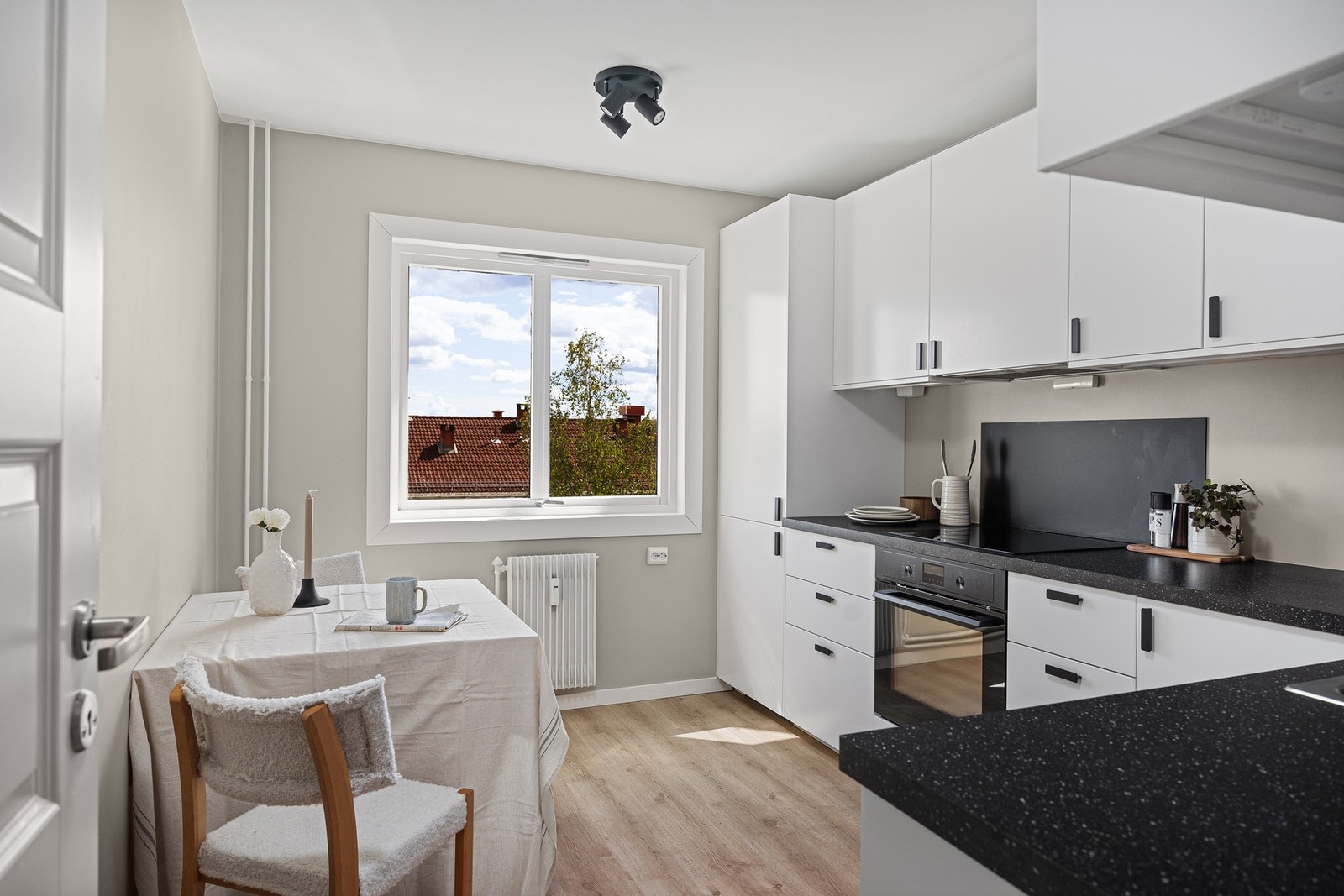 Lyst og moderne kjøkken i separat rom. Galleribilde