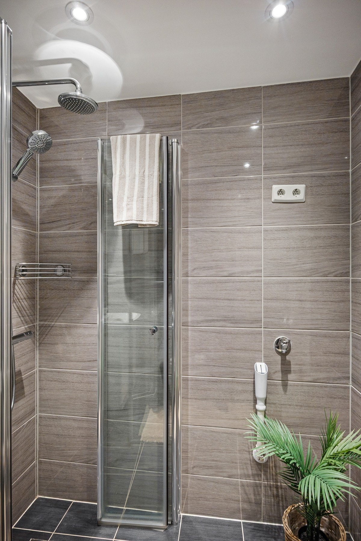 Opplegg for vaskemaskin på badet. Galleribilde