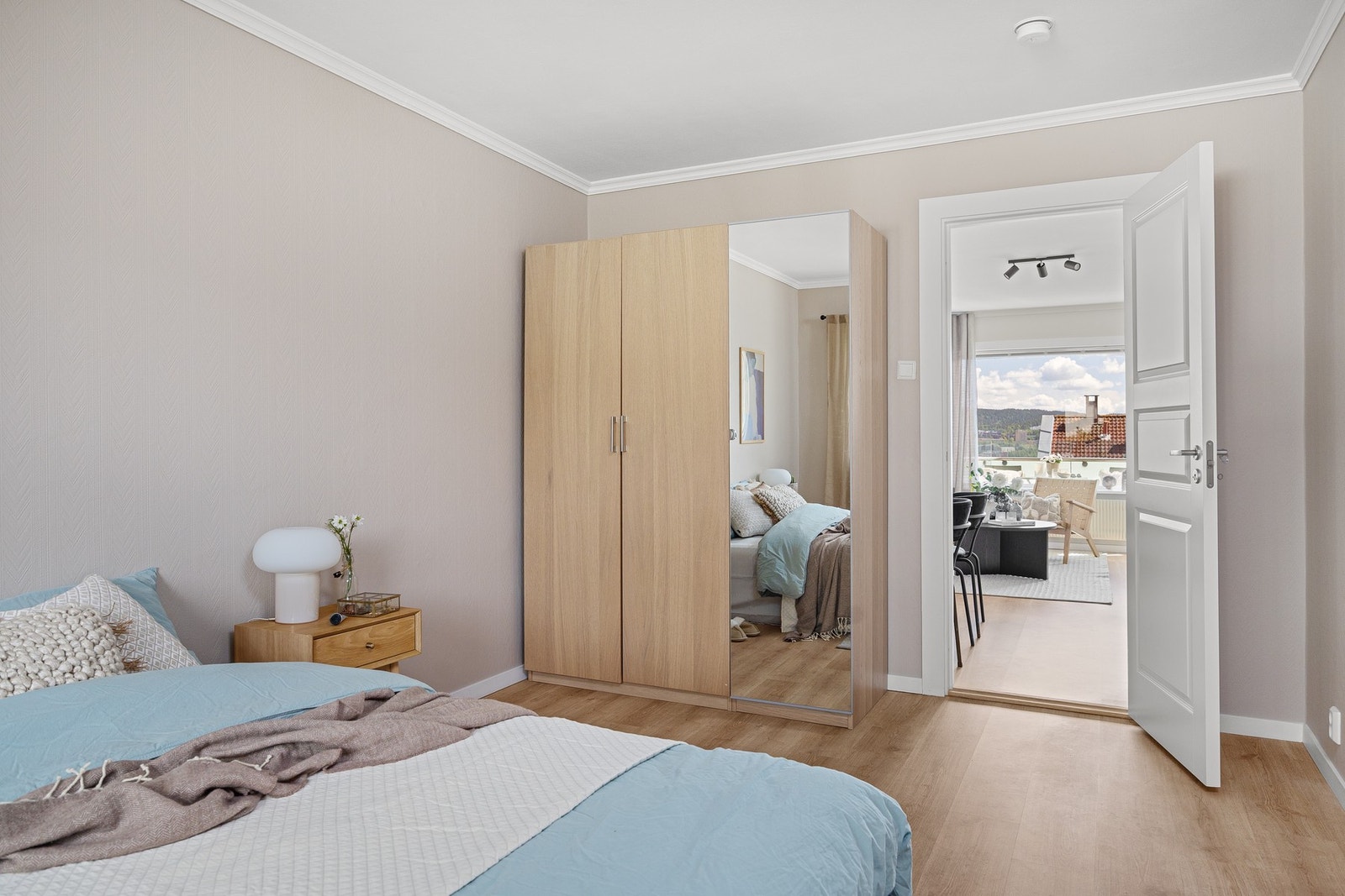 God oppbevaringsplass i stort garderobeskap. Galleribilde