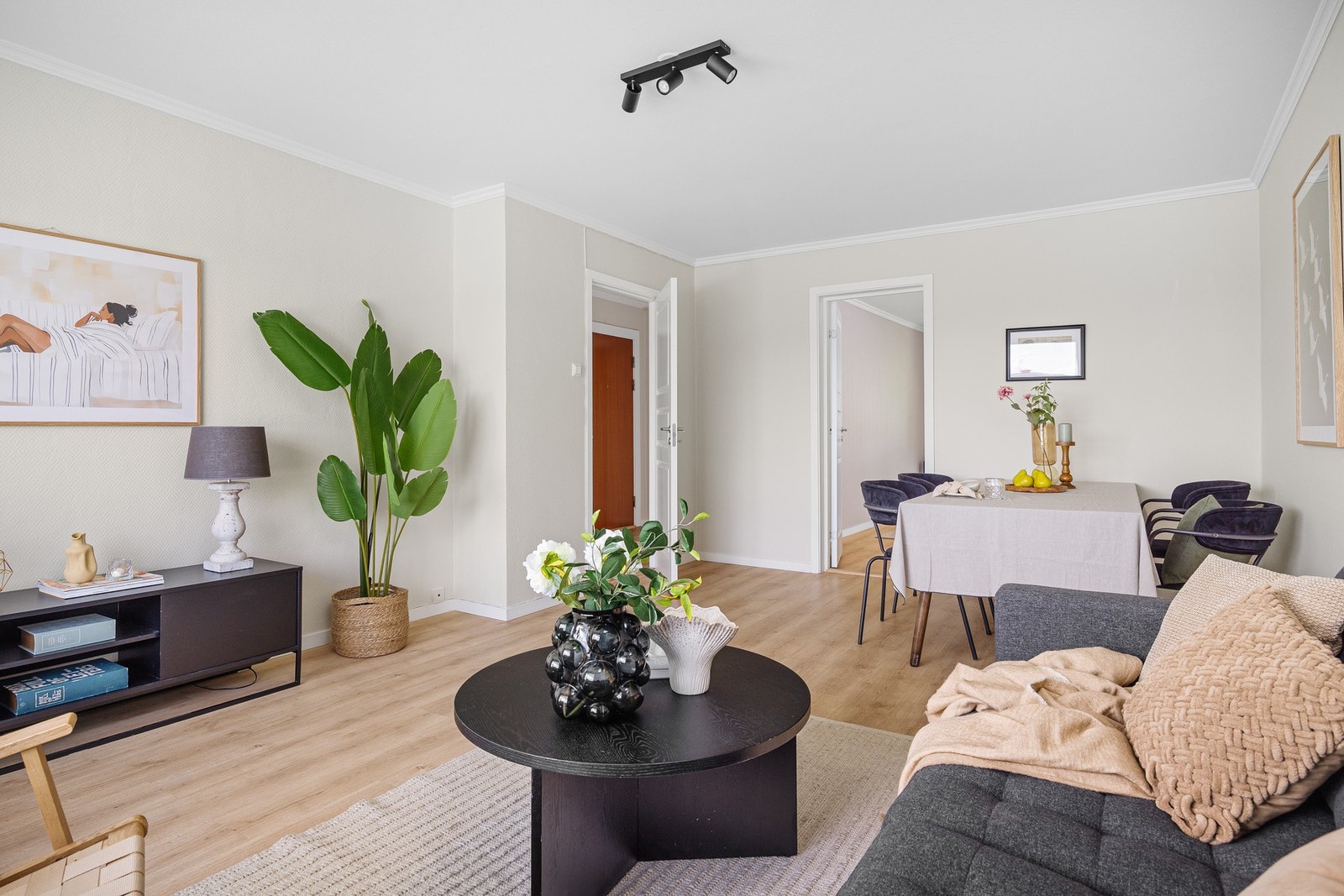 Stuen har en god utforming som gjør det enkelt å dele opp i ulike soner. Galleribilde