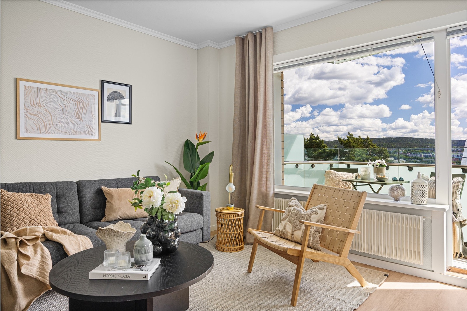 De store vindusflatene gir godt med naturlig lys til rommet. Galleribilde