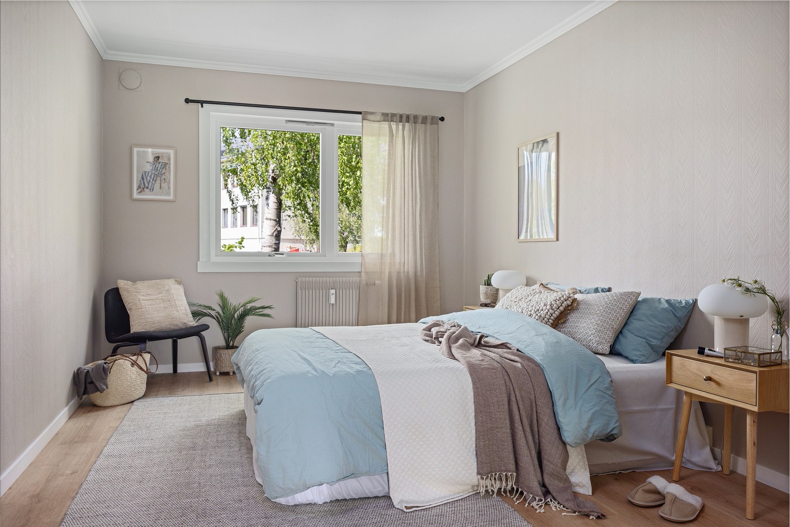 Lyst og romslig hovedsoverom med plass til dobbeltseng og nattbord. Galleribilde