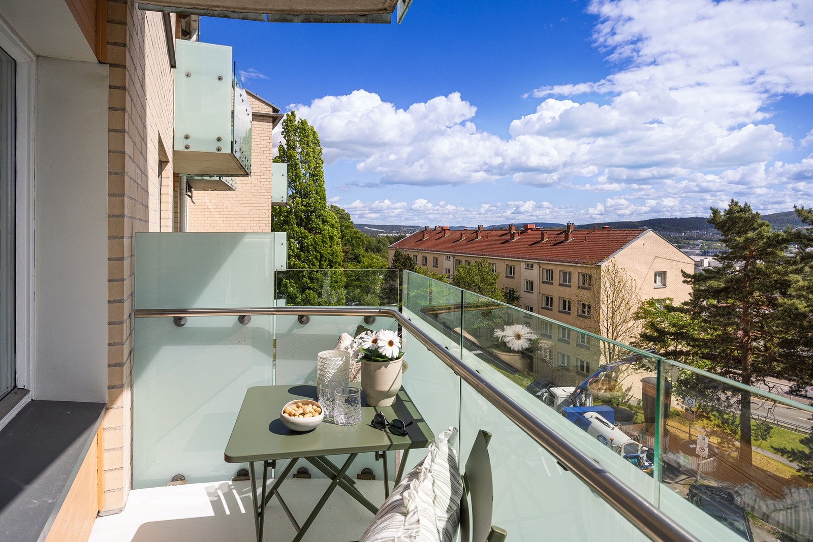 Fra stuen er det utgang til en herlig balkong. Galleribilde