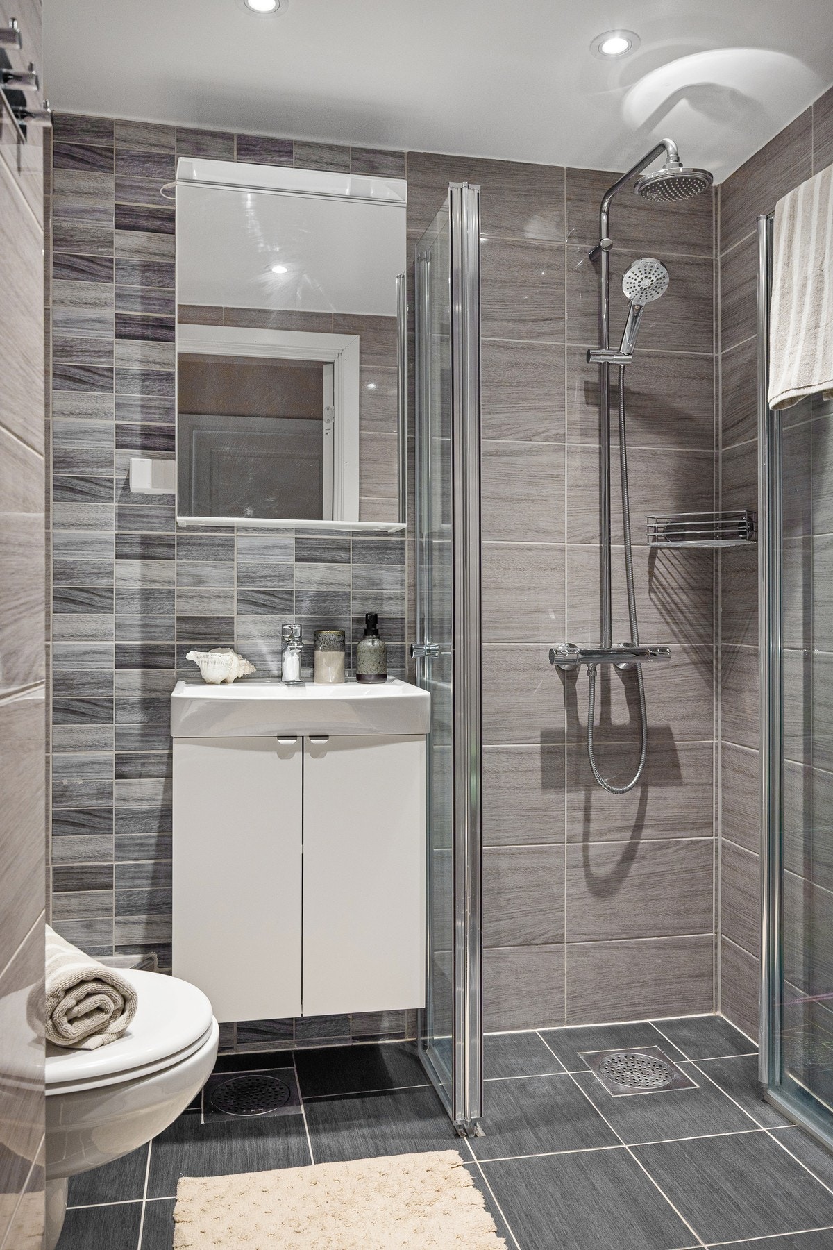 Pent flislagt bad fra 2015 med varmekabler i gulv. Galleribilde