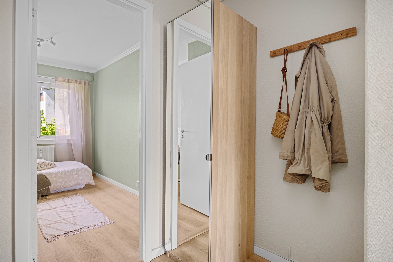 Plass for å henge fra seg yttertøy i entréen. Galleribilde