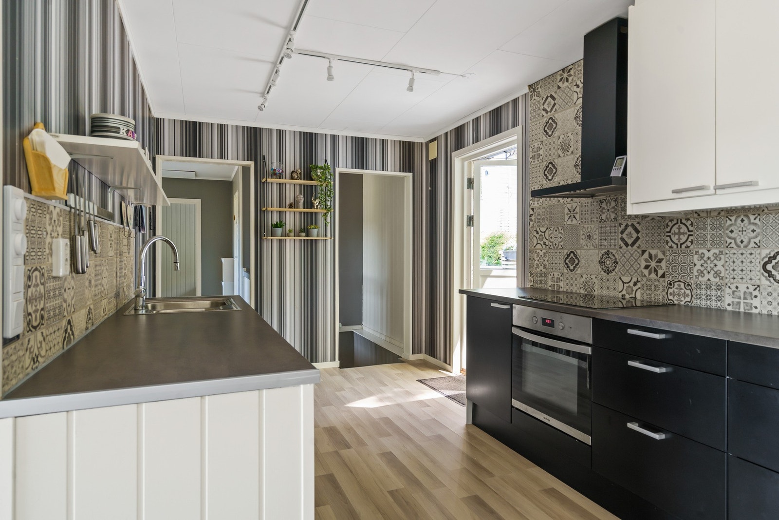 Kjøkkenet er romslig og med gode arbeidsflater. Det er også utgang til terrasse. Galleribilde