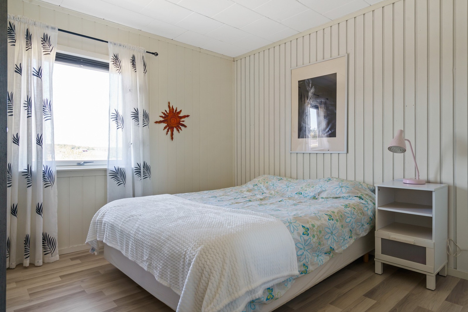 Romslig soverom med plass til seng og nattbord. Det er tre soverom i 2. etasje. Galleribilde