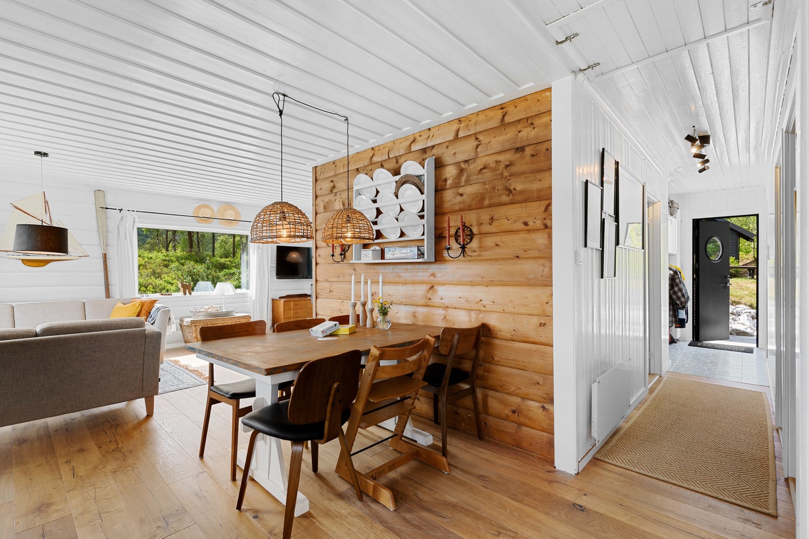 Entré med gulvfliser og videre inn til stue med parkettgulv Galleribilde