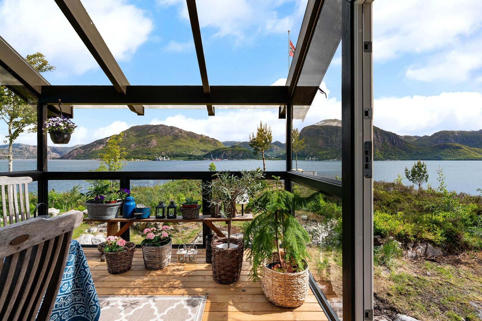 Flott terrasse med glasstak. Utgang til fremsiden av hytta. Galleribilde
