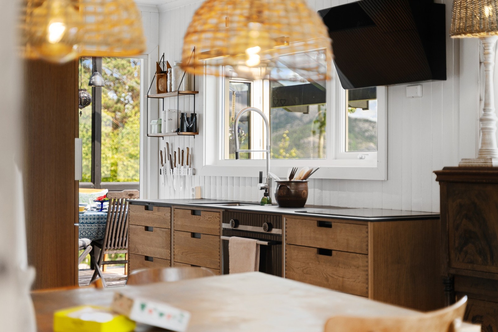 Fra spiseplassen. Eller man kan ut på terrassen ved kjøkkenet og nyte frokosten. Galleribilde