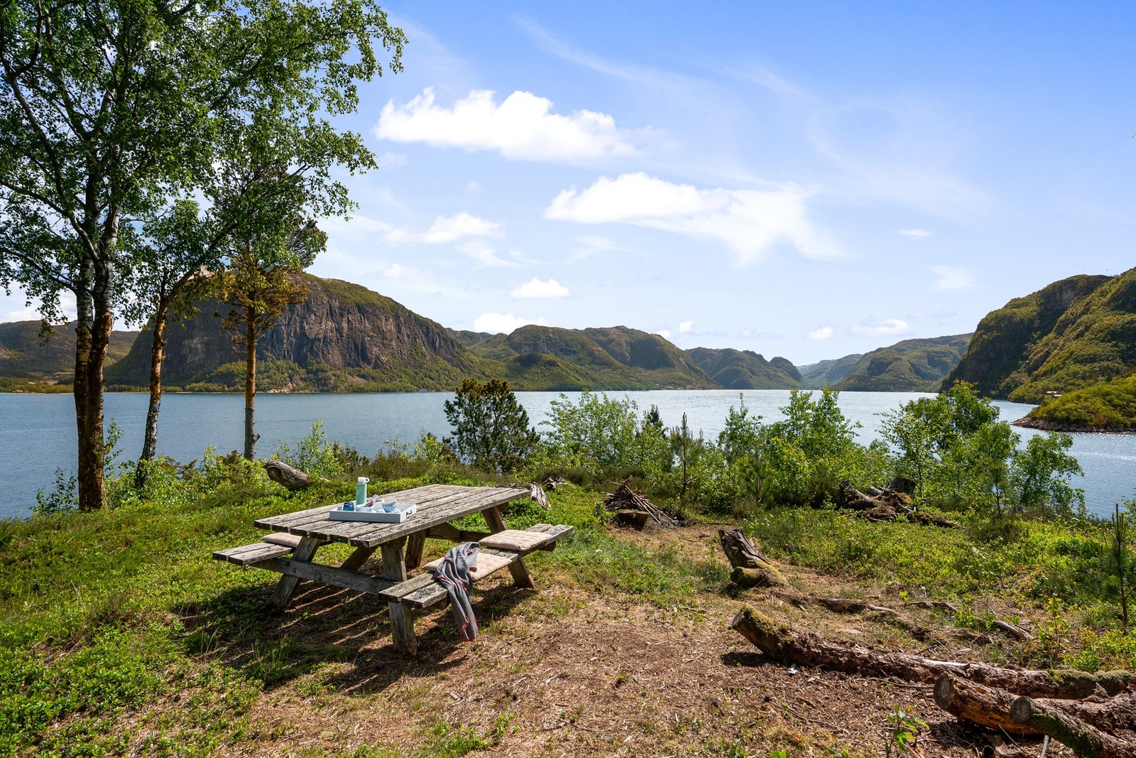 Stor tomt med flere steder å oppholde seg Galleribilde