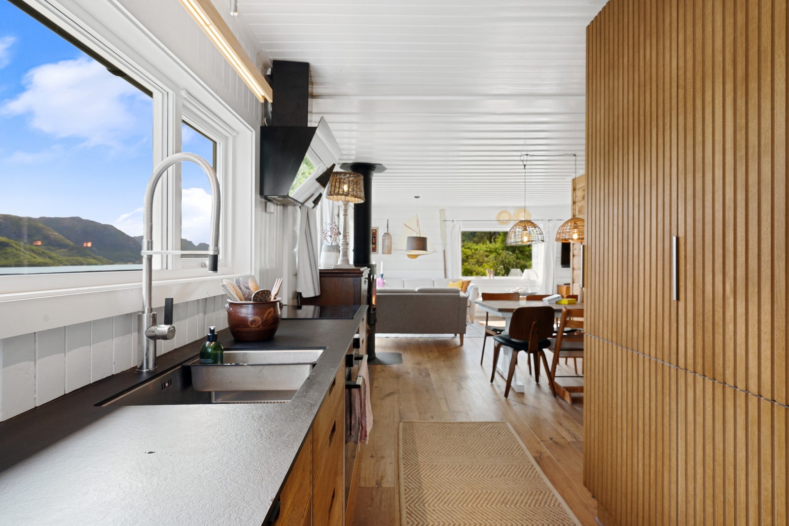 Godt med skap- og benkeplass. Integrerte hvitevarer. Galleribilde