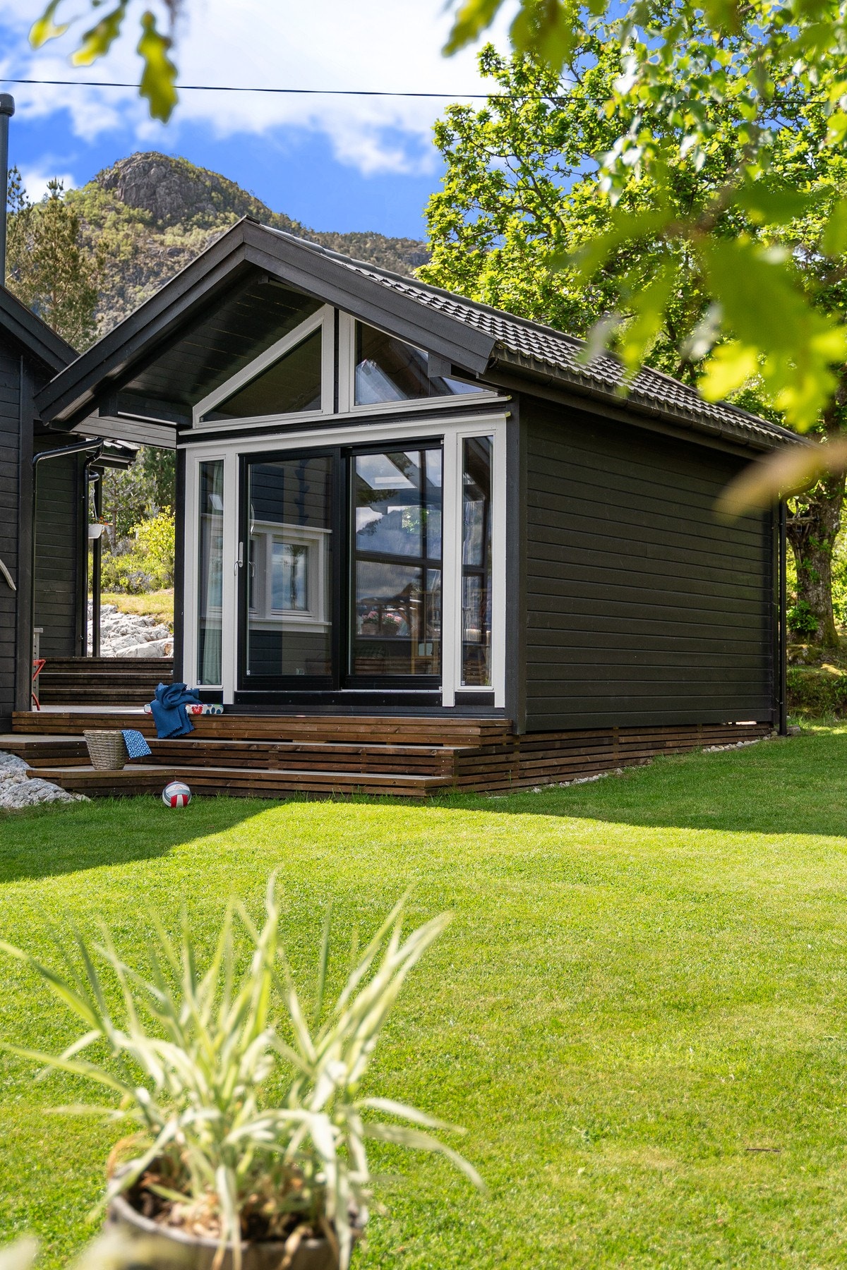 Annekset har store vindusflater med skyvedør Galleribilde