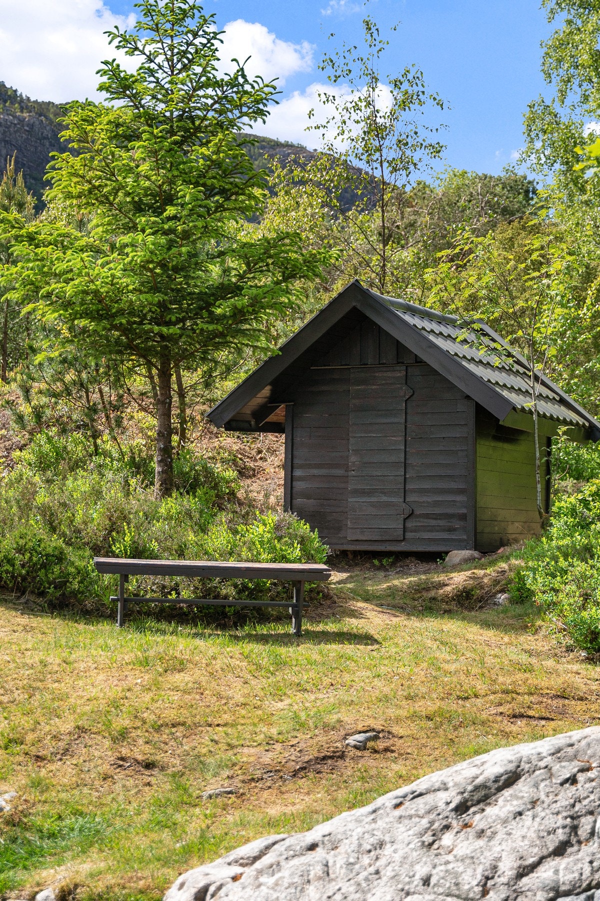 Brønnhuset er plasset bak på tomten. Ny brønn fra 2015 som deles med to nabohytter. Galleribilde