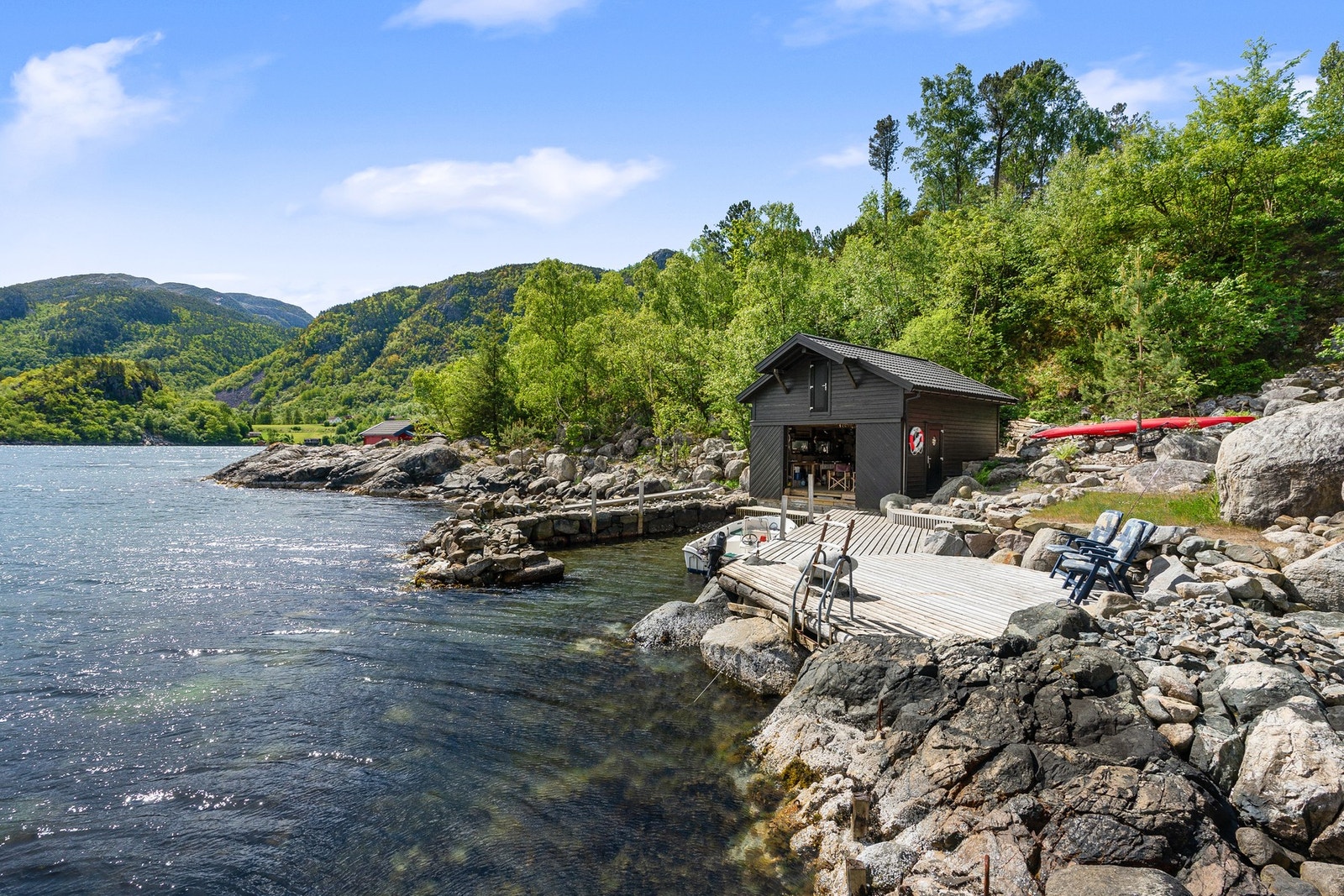 Badeplass med badestige på brygga. Eller man kan ta båten over fjorden til strand på Forsand eller til andre steder. Galleribilde