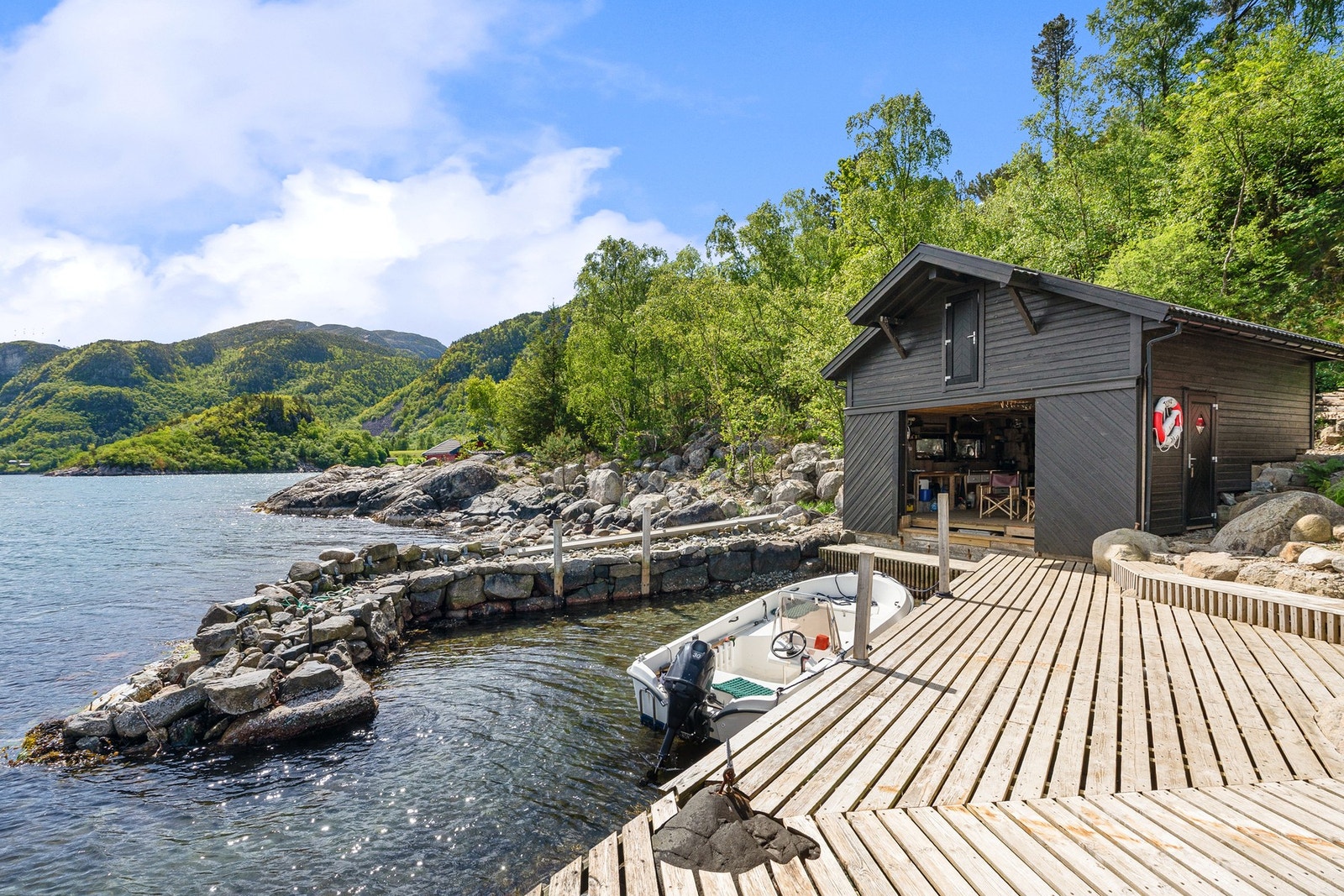 Naust og brygge. Båtopptrekk integrert i gulv. Uinnredet hems. Galleribilde